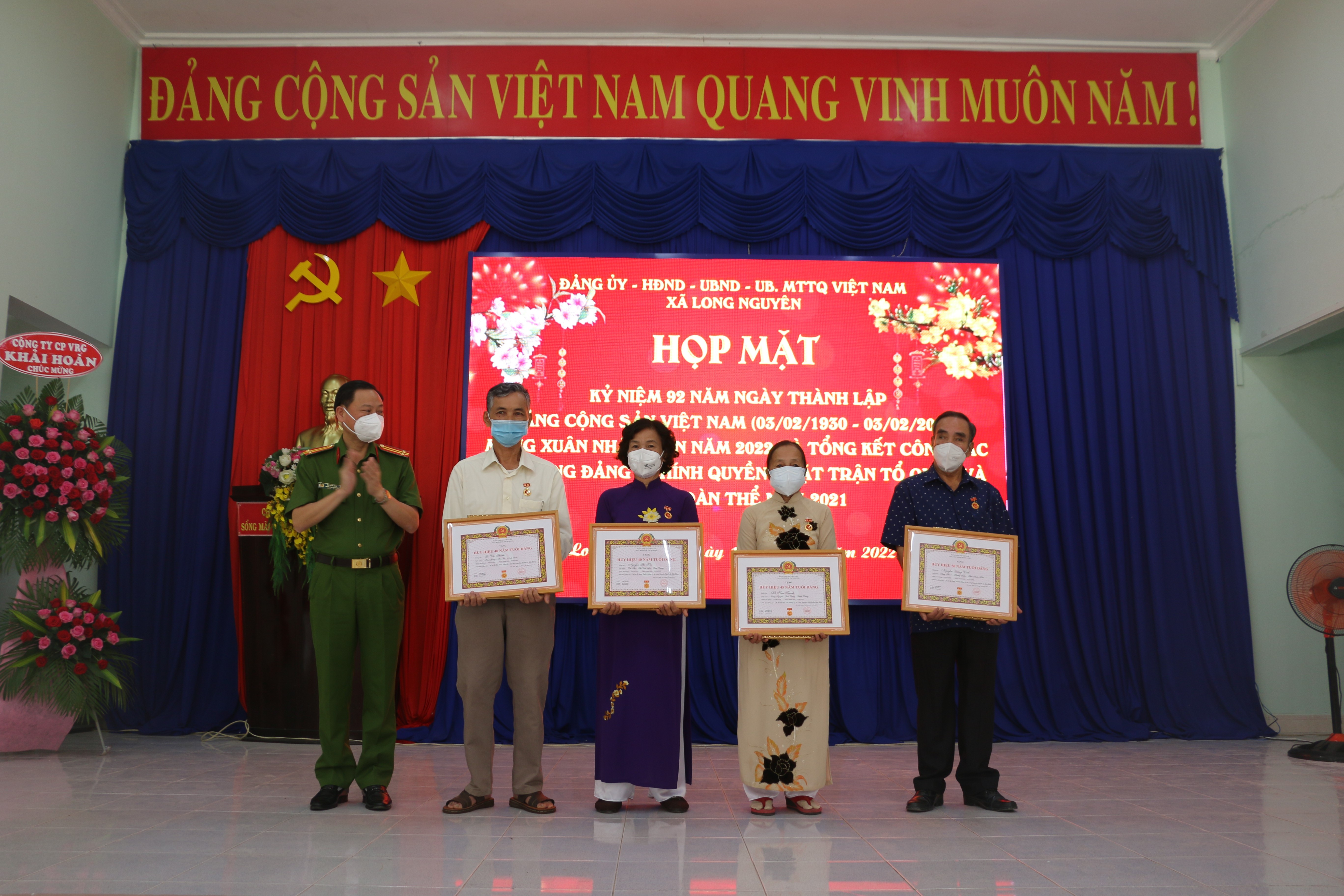 Ông Võ Hồng Bào – Trưởng Công an huyện trao Huy hiệu Đảng cho các đảng viên.