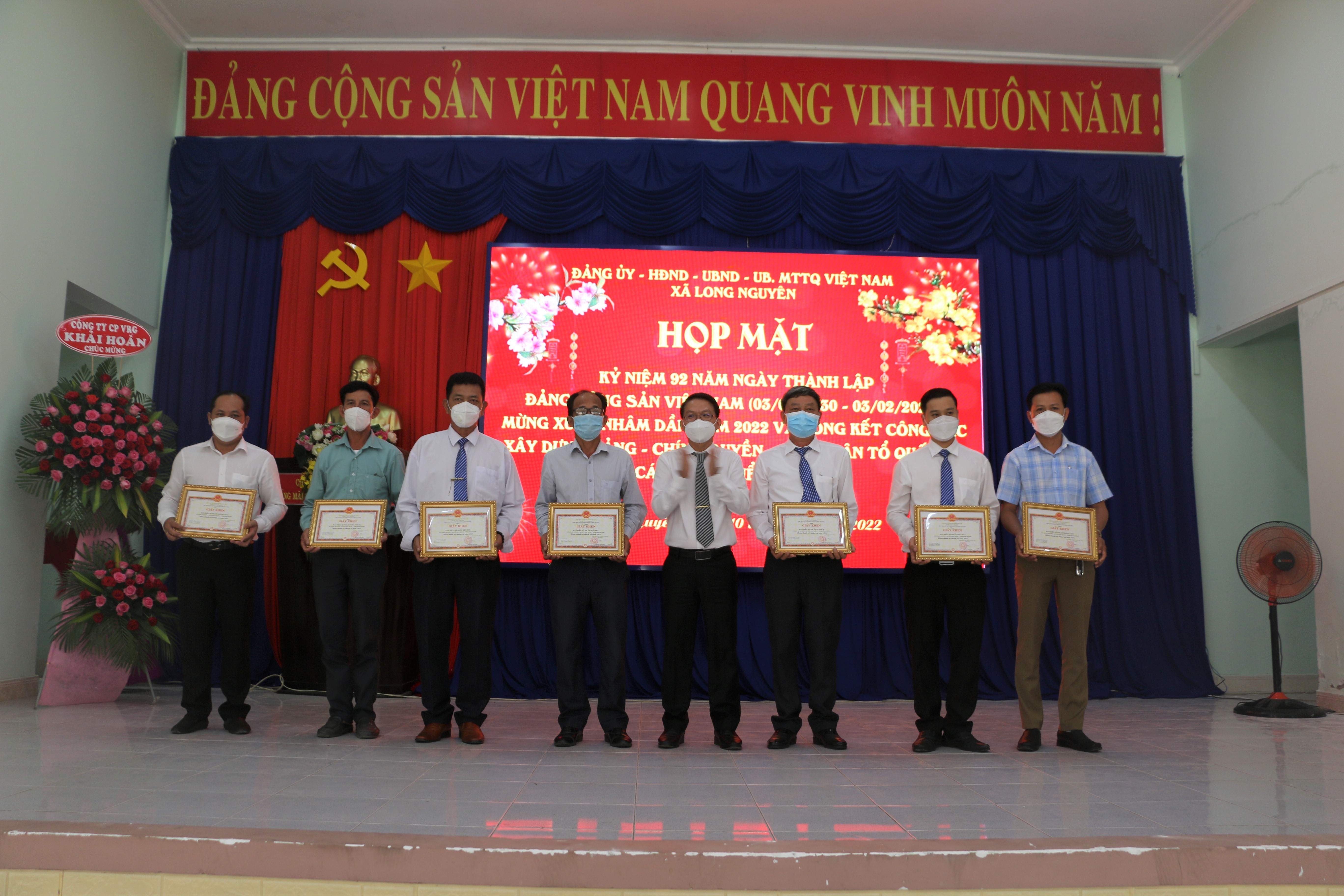Ông Nguyễn Công Quan – Chủ tịch UBND xã trao giấy khen cho các tập thể, cá nhân hoàn thành xuất sắc nhiệm vụ năm 2021.