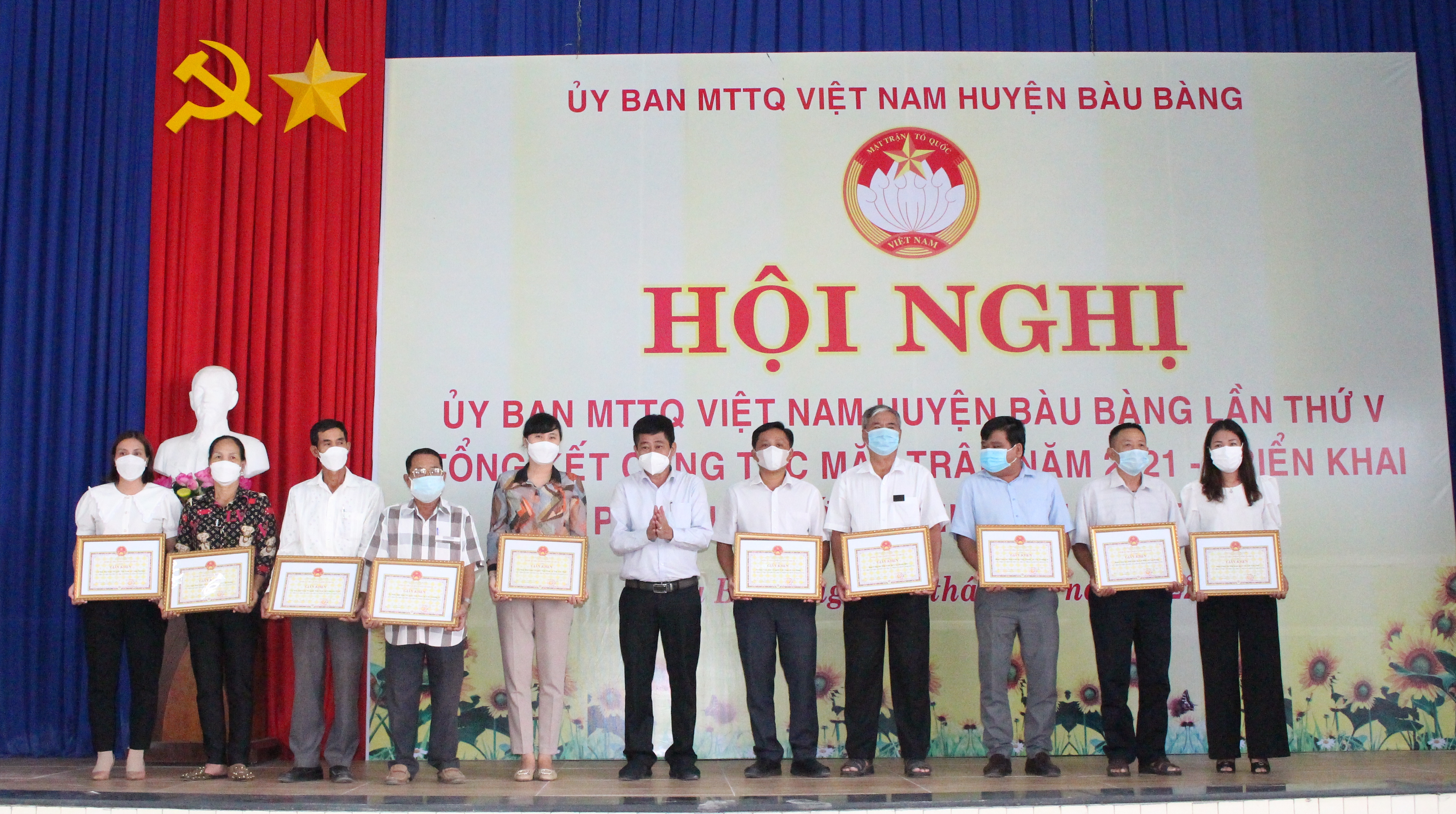 Ông Nguyễn Phú Cường - Phó Chủ tịch UBND huyện trao giấy khen cho các tập thể có thành tích xuất sắc trong công tác mặt trận năm 2021.