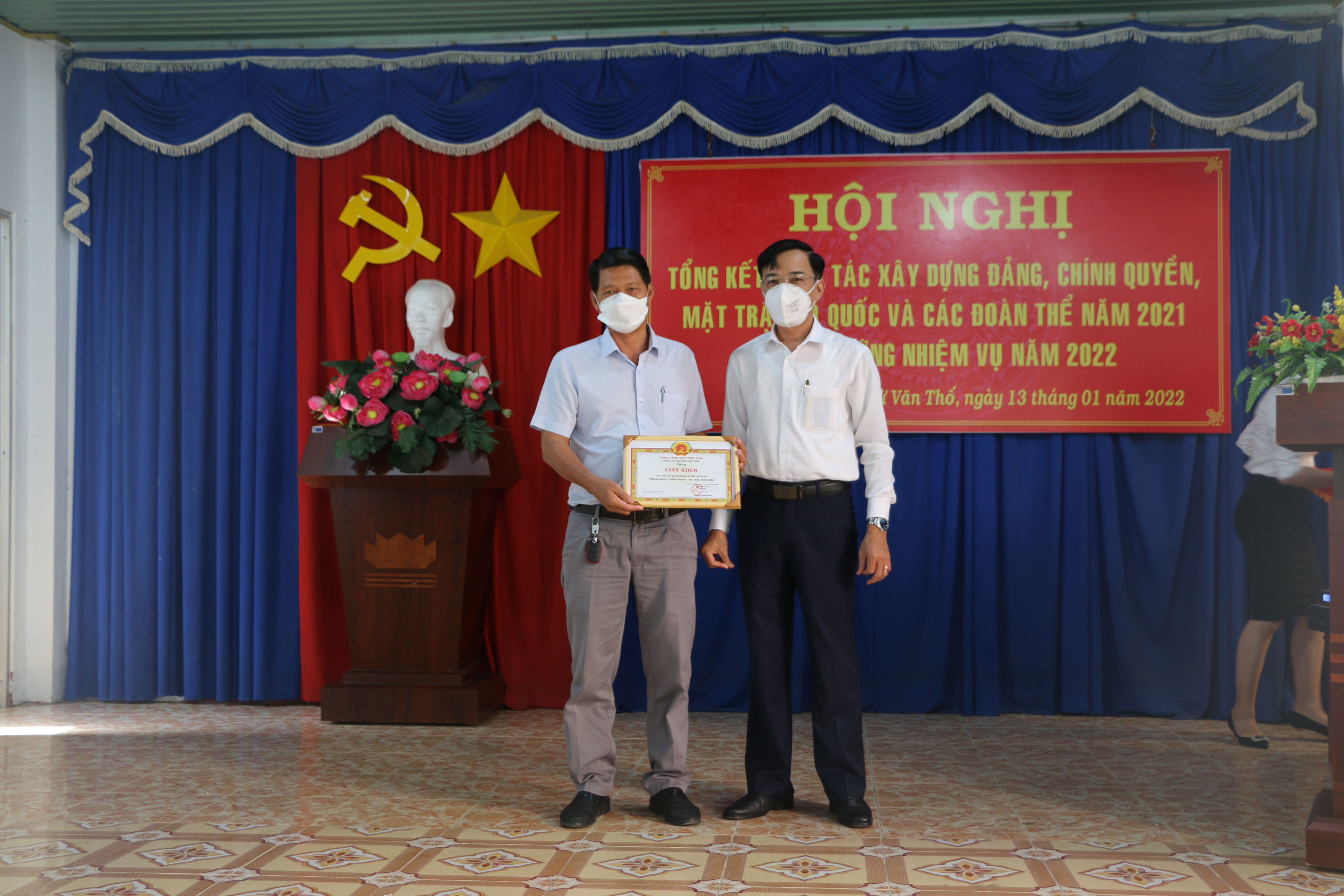 Ông Nguyễn Minh Hiếu – Bí thư Đảng ủy xã trao giấy khen cho đại diện chi bộ trường Tiểu học Trừ Văn Thố.