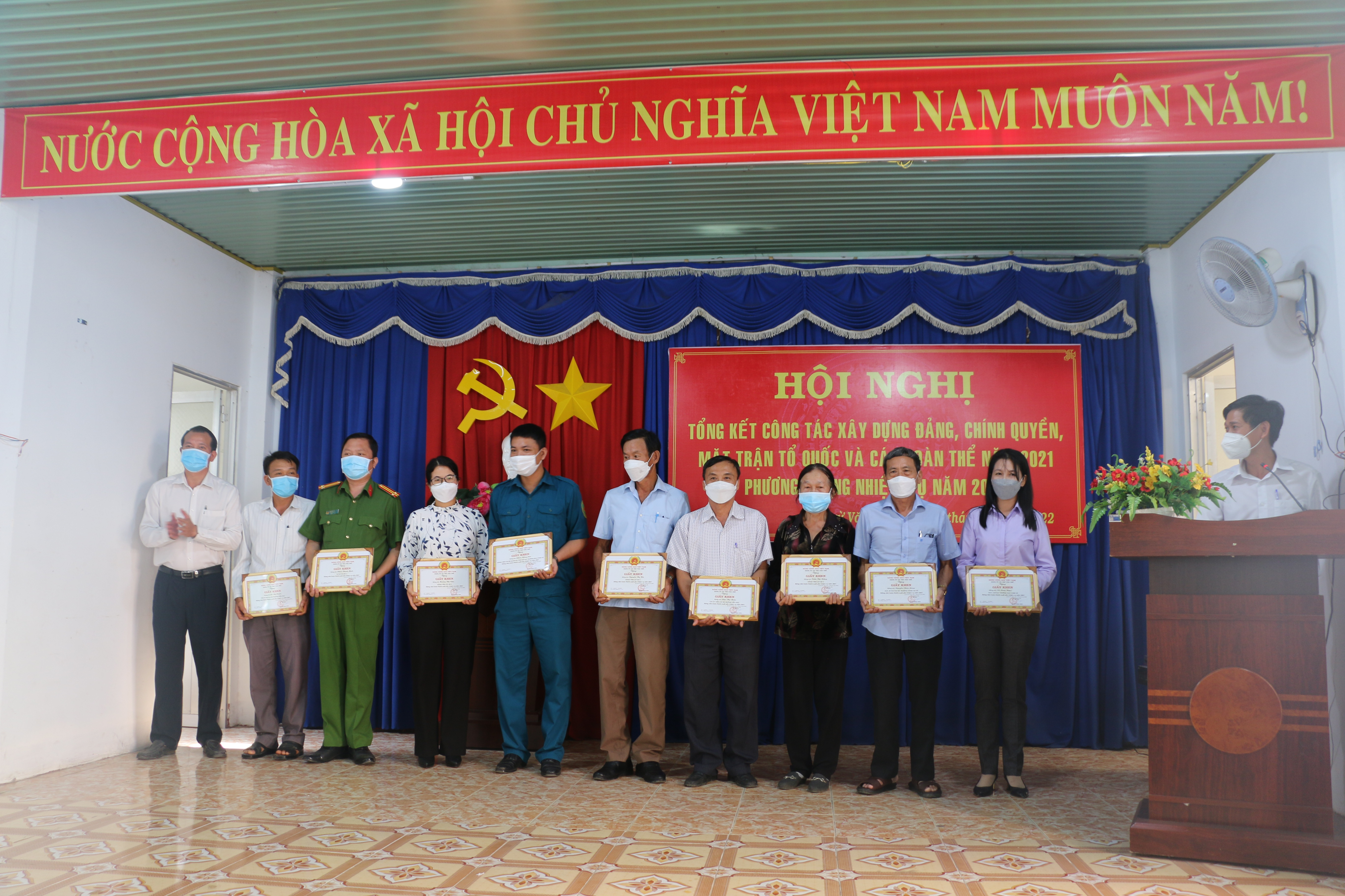 Ông Trần Xuân Trà – Chủ tịch UBND xã trao giấy khen cho đảng viên hoàn thành xuất sắt nhiệm vụ trong công tác xây dựng Đảng năm 2021.