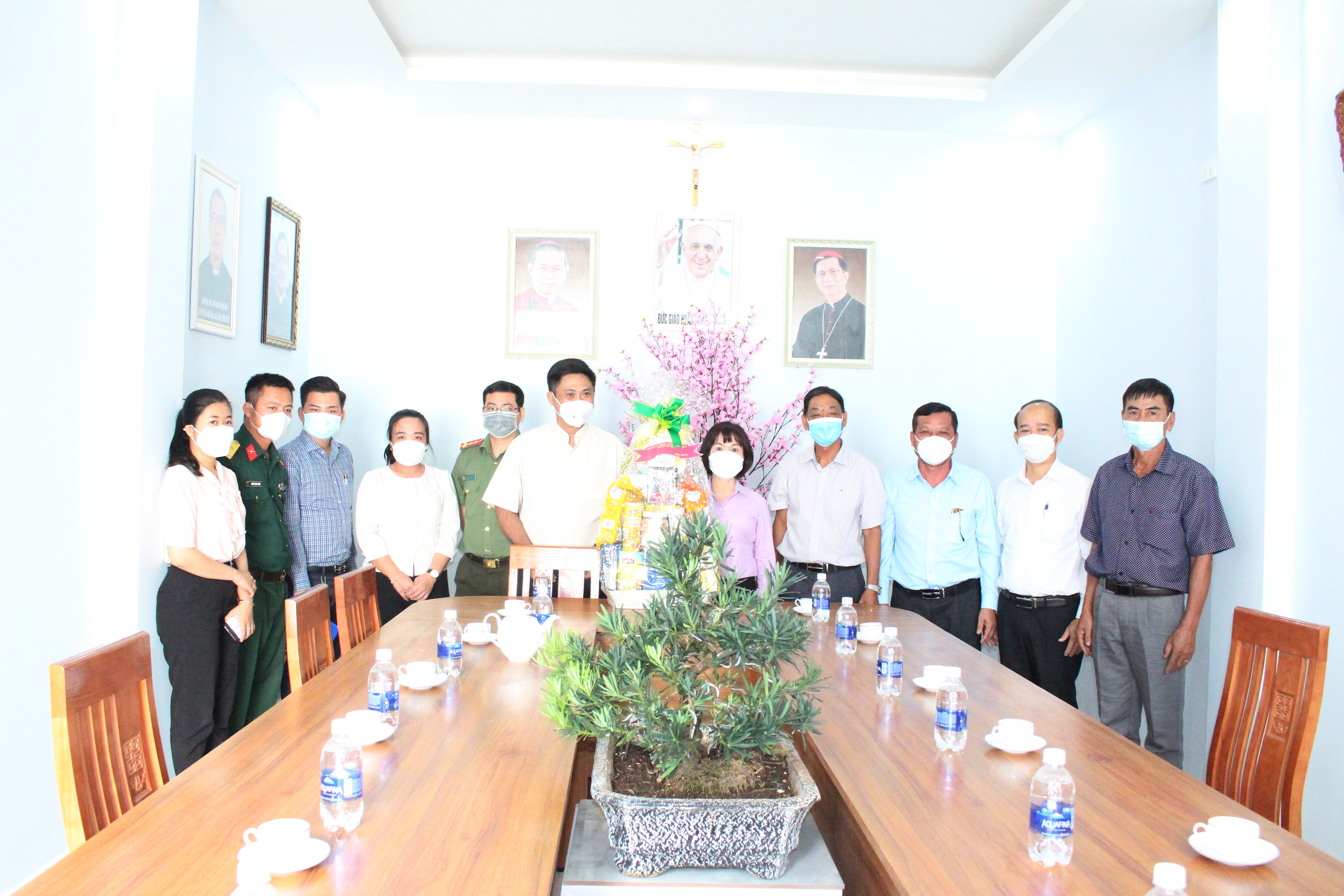 Đoàn thăm và tặng quà tại Hội tin lành Lai Khê, xã Lai Hưng.