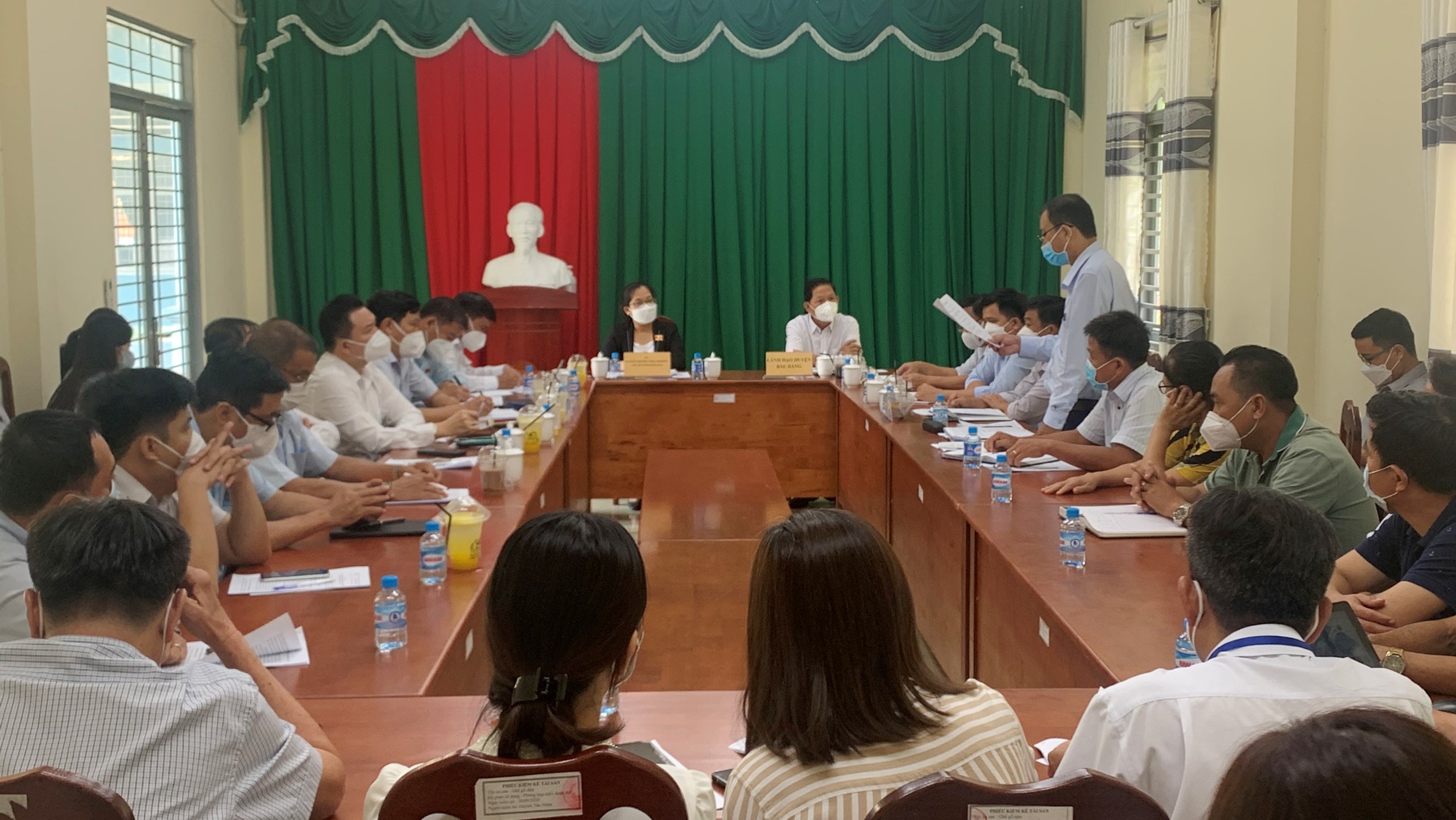 Đoàn Giám sát nghe báo cáo tình hình chi trả chế độ hỗ trợ tại thị trấn Lai Uyên.