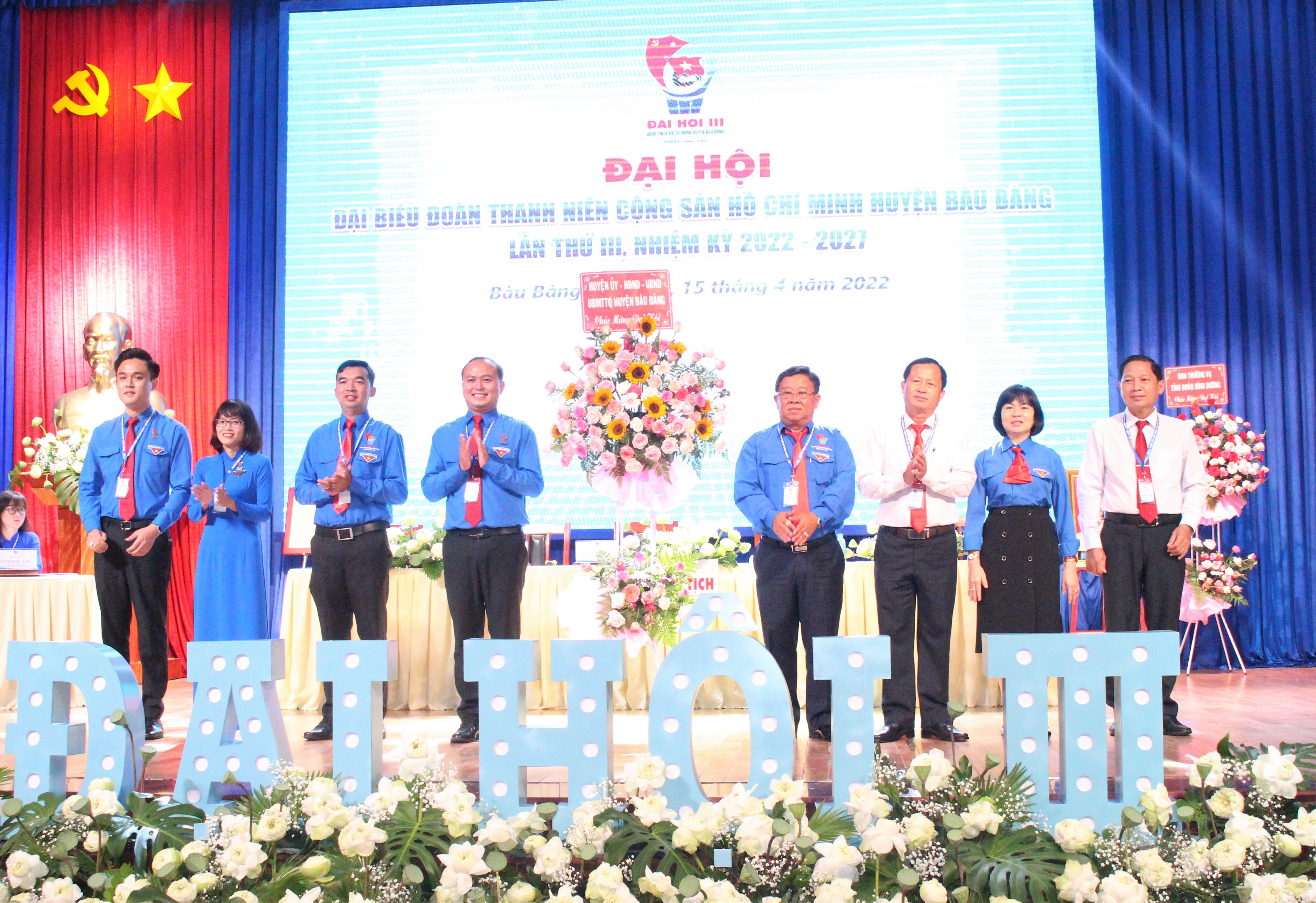Huyện uỷ - HĐND - UBND - Uỷ ban MTTQ VN huyện Bàu Bàng tặng hoa chúc mừng Đại hội.
