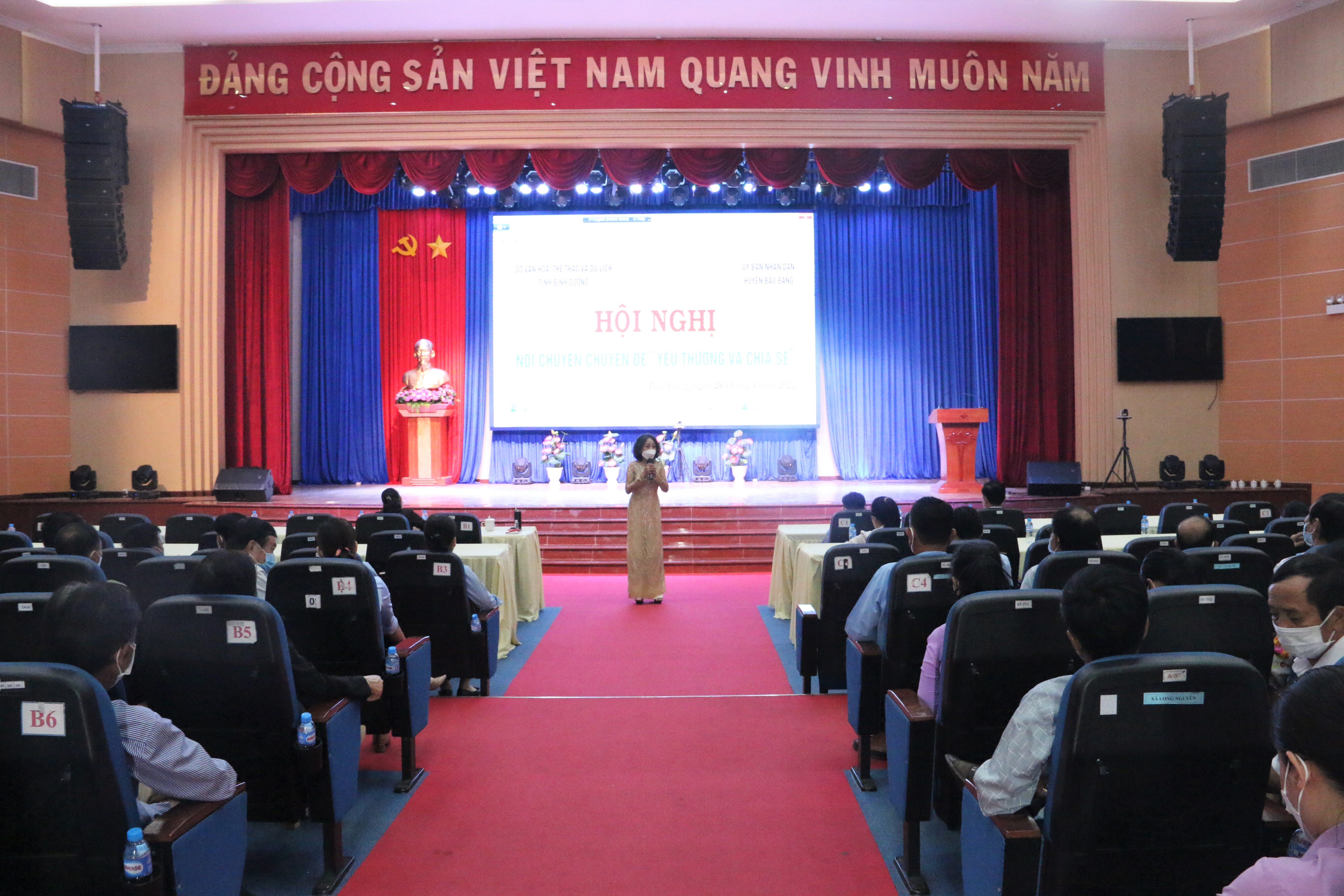 Thạc sĩ Tăng Phương Tuyết trình bày tại Hội nghị.