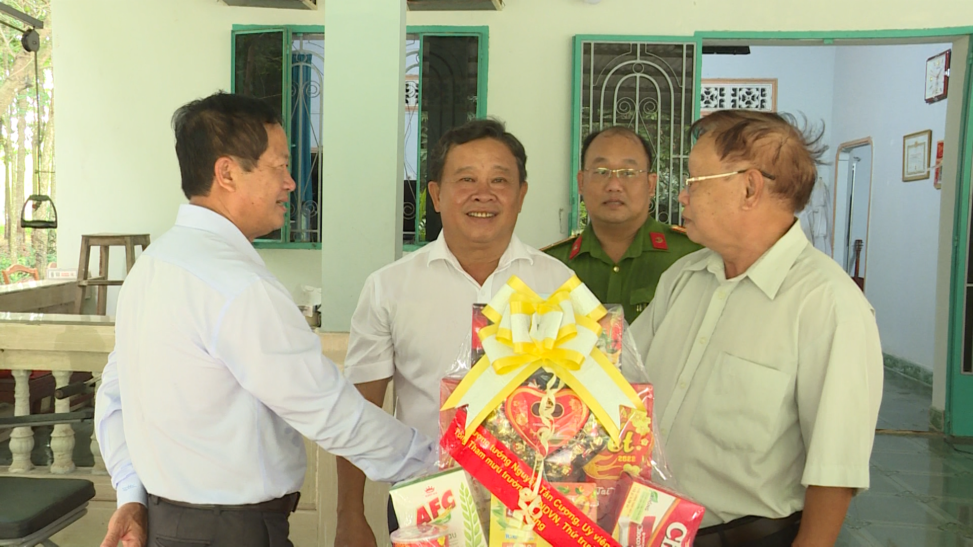Lãnh đạo huyện thăm và tặng quà cho thương binh Hoàng Tiến Lợi.