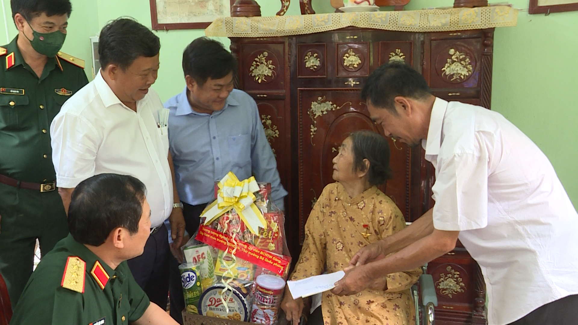Lãnh đạo huyện thăm và tặng quà cho mẹ VNAH Nguyễn Thị Tứ.