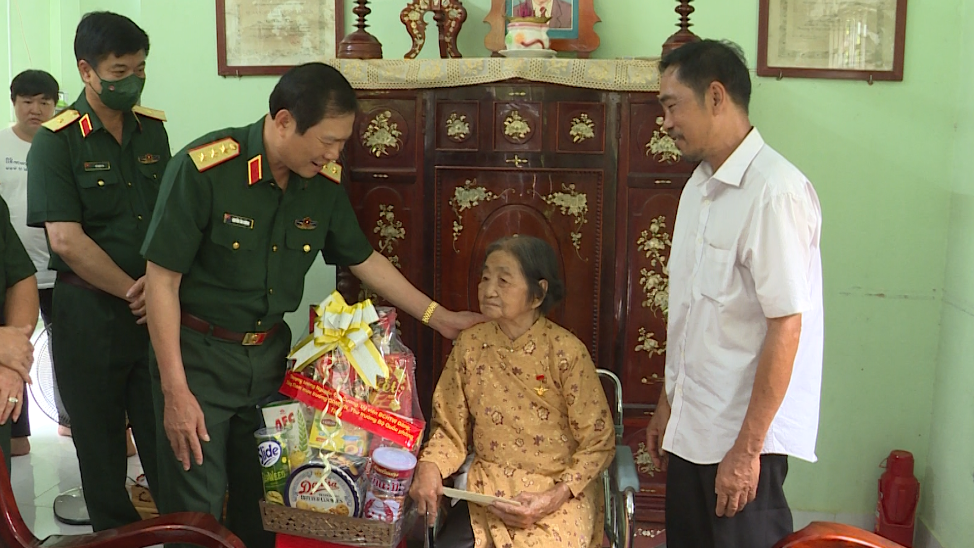 Đoàn ĐBQH tỉnh Bình Dương tặng quà cho mẹ VNAH Nguyễn Thị Tứ.