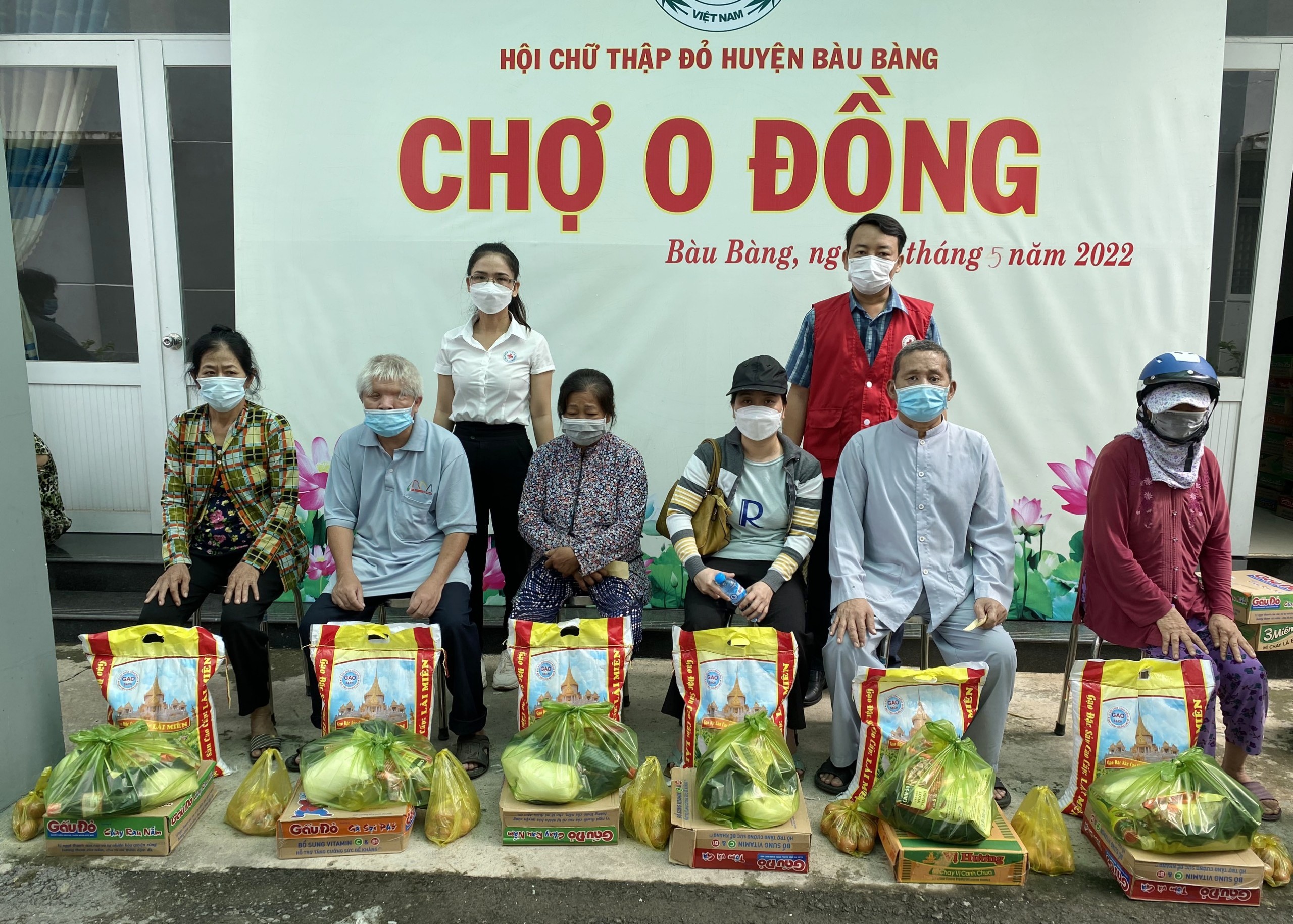 Hội Chữ thập đỏ huyện Bàu Bàng trao quà cho người mù và người có hoàn cảnh khó khăn.