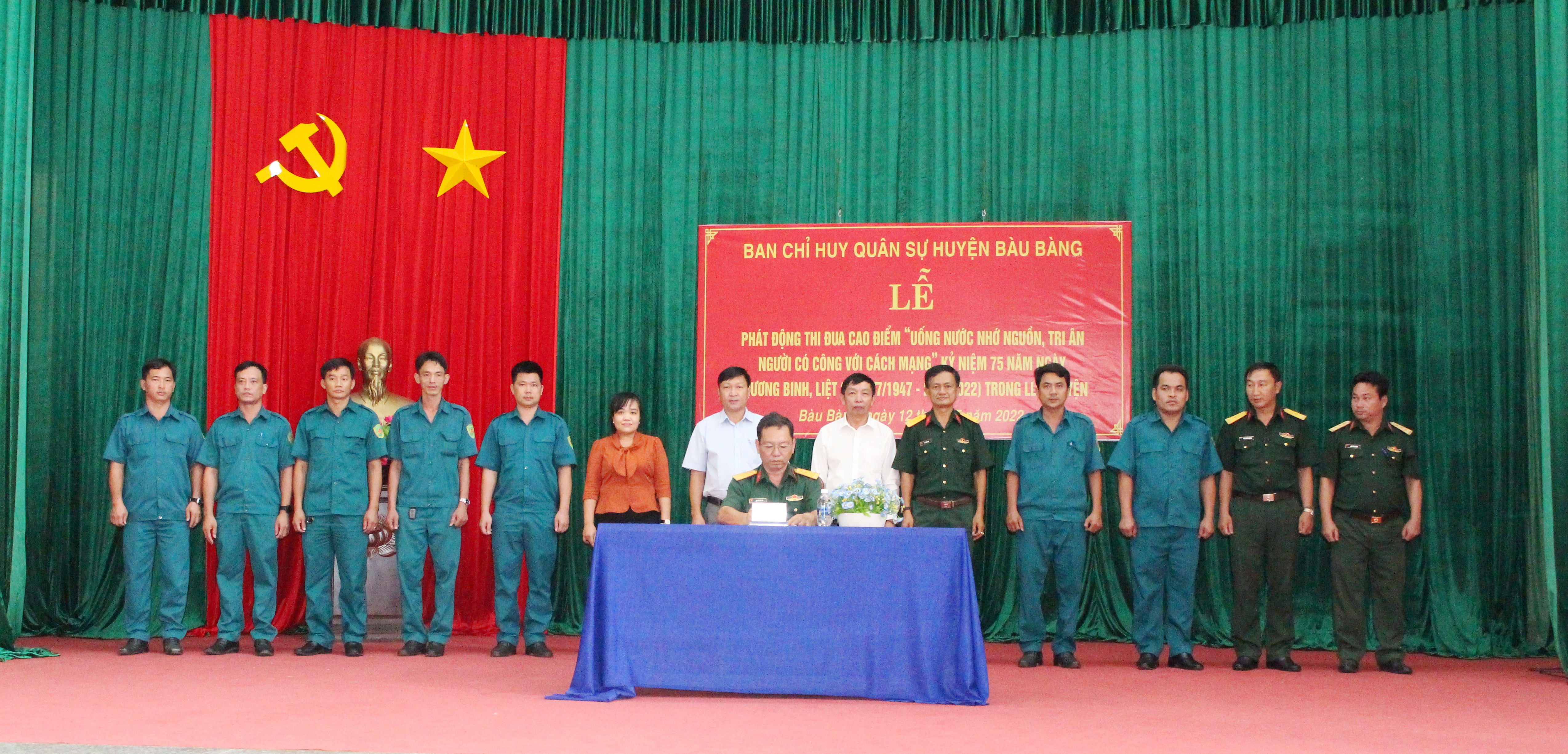 Thượng tá Nguyễn Văn Trị - Chính Trị viên BCH Quân sự huyện phê duyệt ký kết giao ước thi đua của các đơn vị tham gia phong trào.