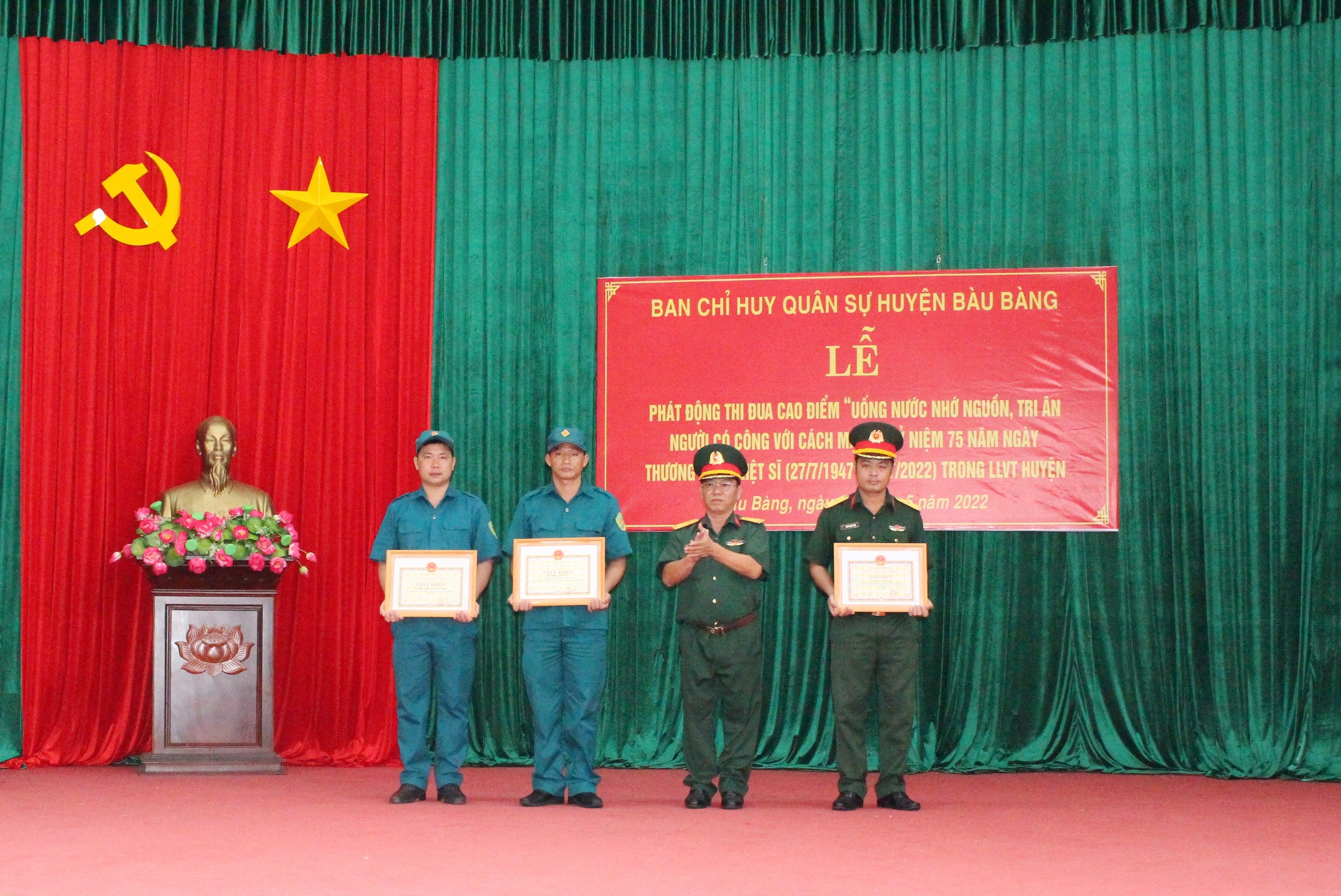 Thượng tá Nguyễn Văn Trị - Chính trị viên BCH Quân sự huyện trao giấy khen cho các tập thể, cá nhân có thành tích xuất sắc tro.