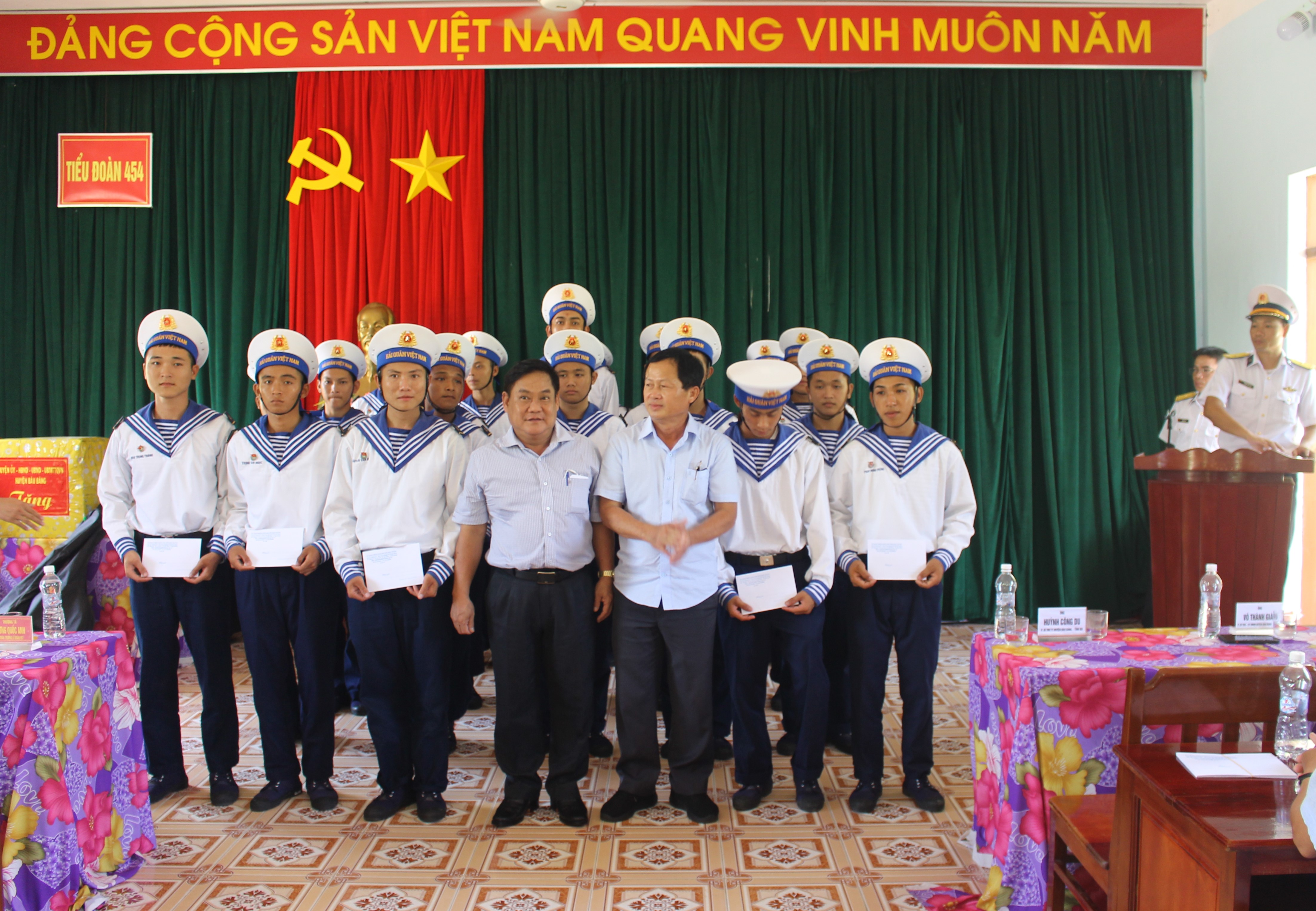 Ông Huỳnh Công Du - Phó Bí thư Thường trực Huyện uỷ Bàu Bàng và ông Võ Thành Giàu - Phó Bí thư, Chủ tịch UBND huyện tặng quà cho các chiến sỹ