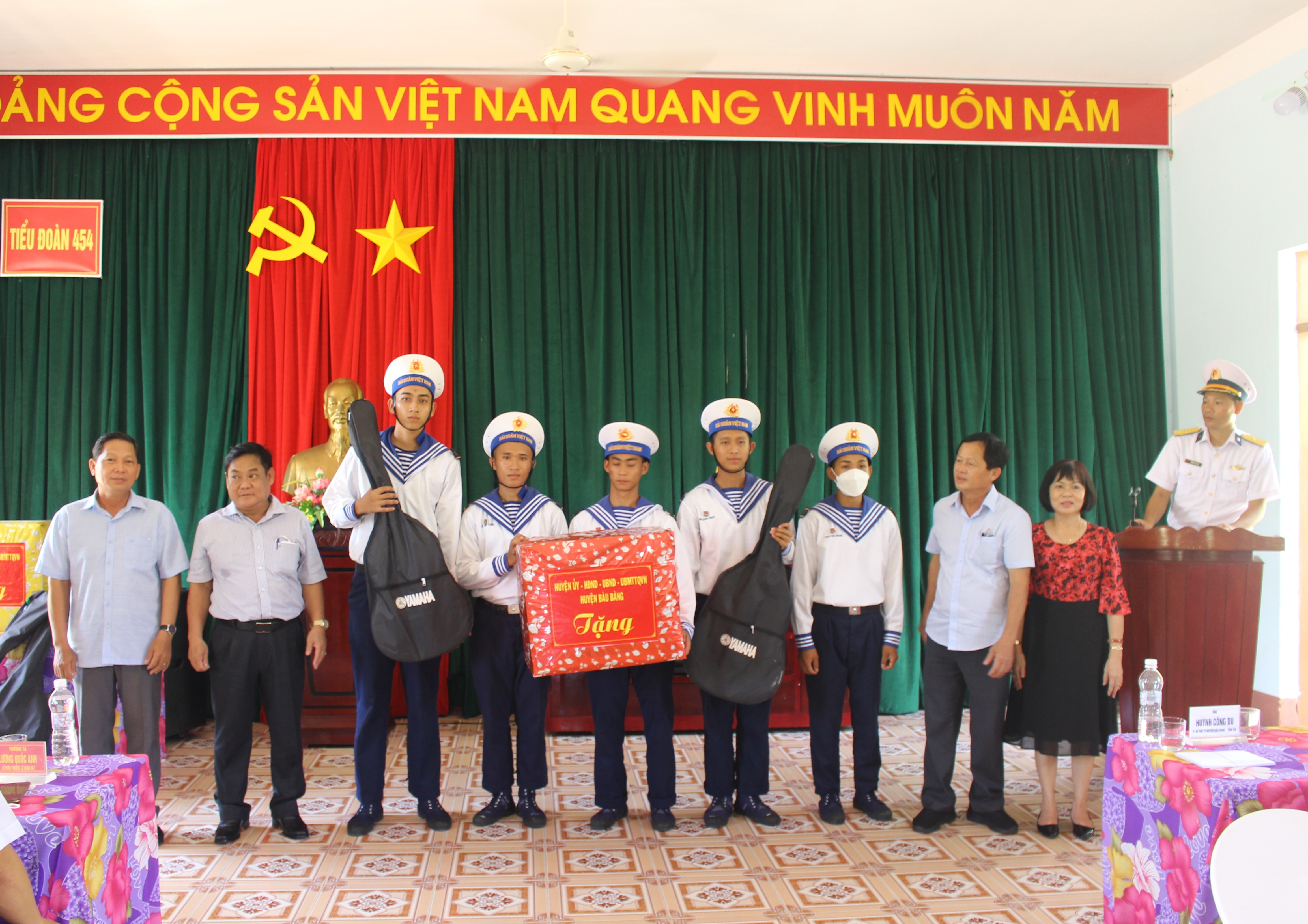 Đại diện lãnh đạo HU-HĐND-UBND-Uỷ ban MTTQ VN huyện Bàu Bàng tặng quà cho các chiến sỹ.