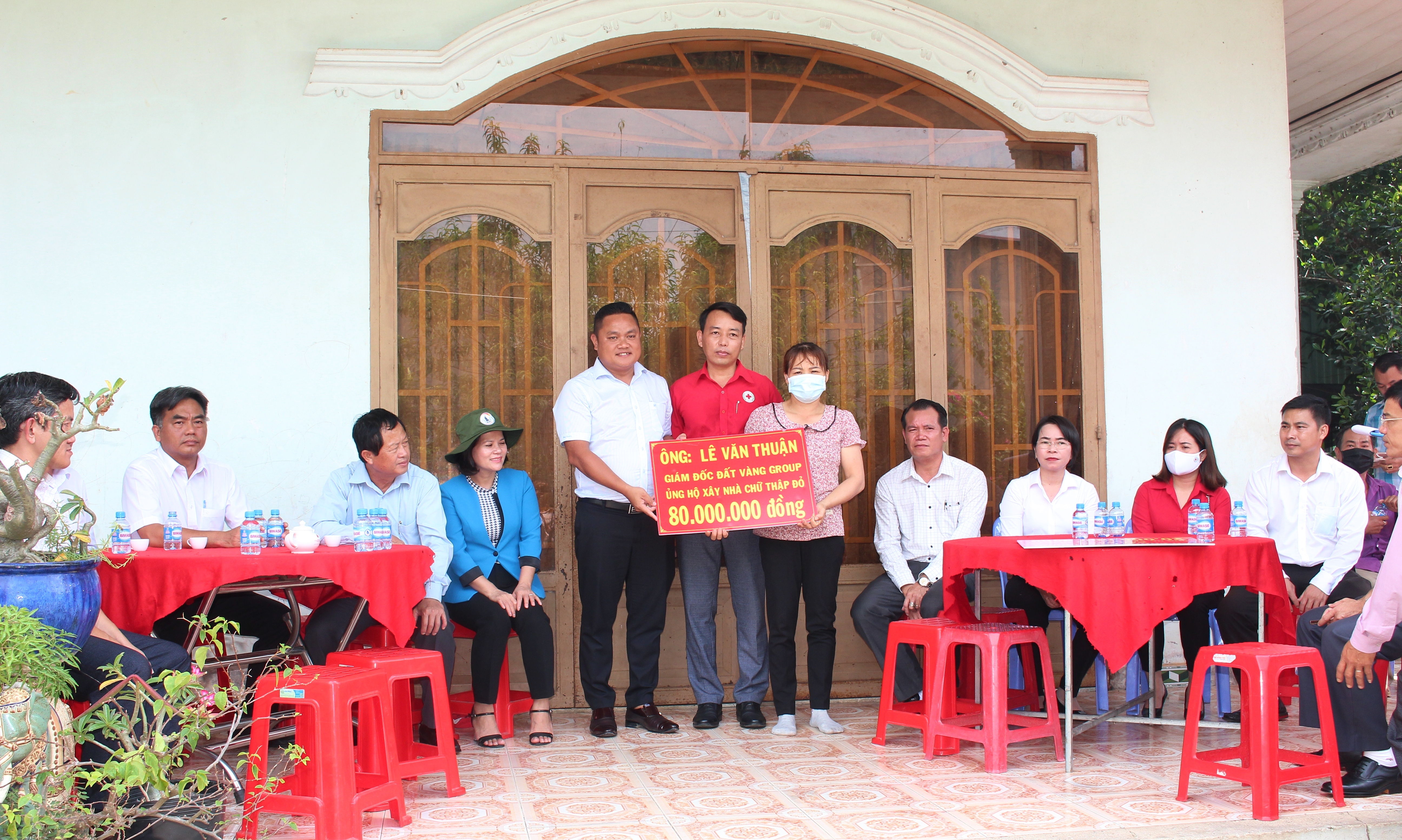 Mạnh thường quân ủng hộ gia đình bà Nguyễn Thị Hường để xây nhà ổn định cuộc sống.