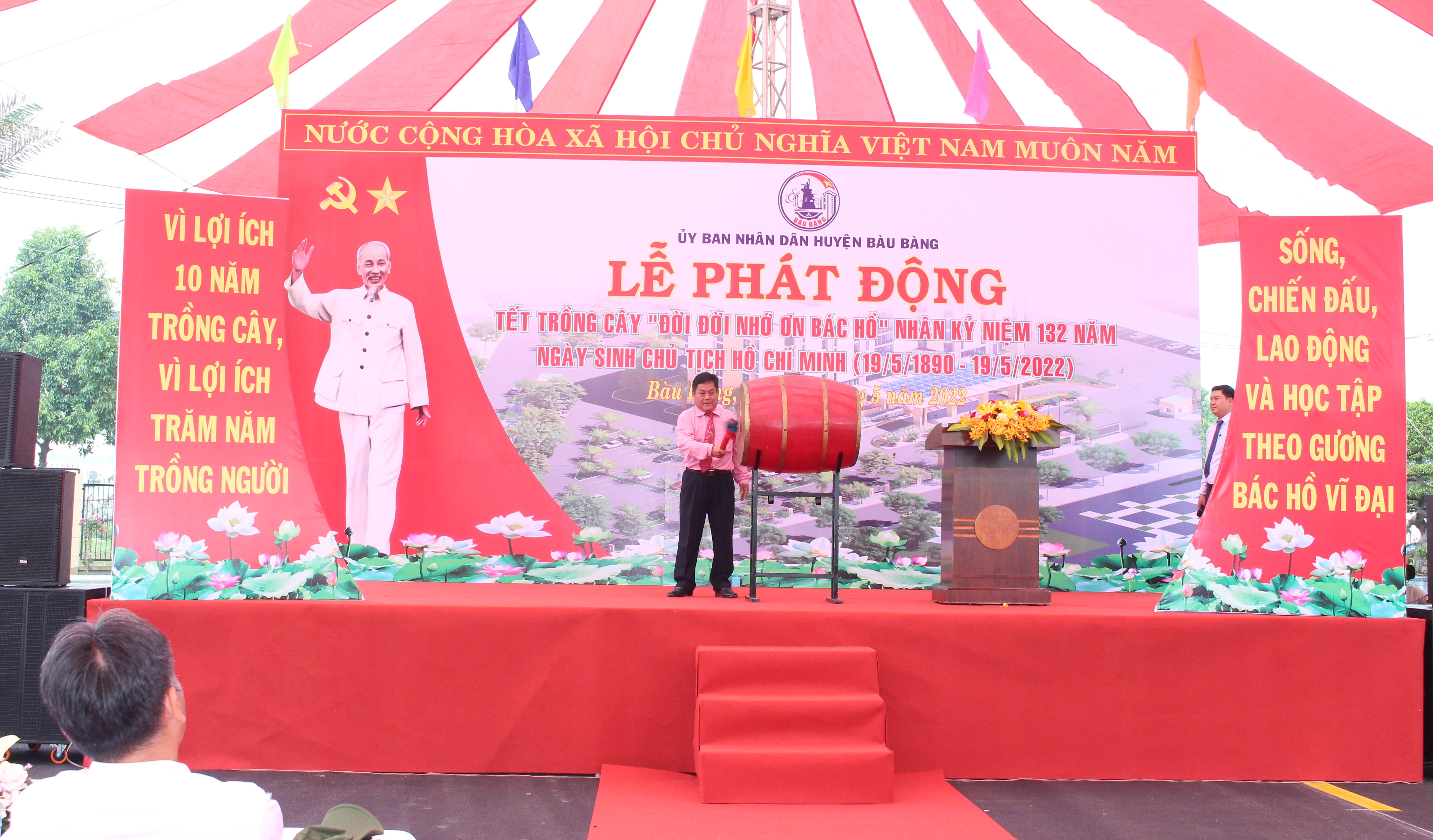 Ông Võ Thành Giàu – Chủ tịch UBND huyện đánh hồi trống phát động Tuần lễ Tết trồng cây năm 2022 rộng khắp trên địa bàn huyện.