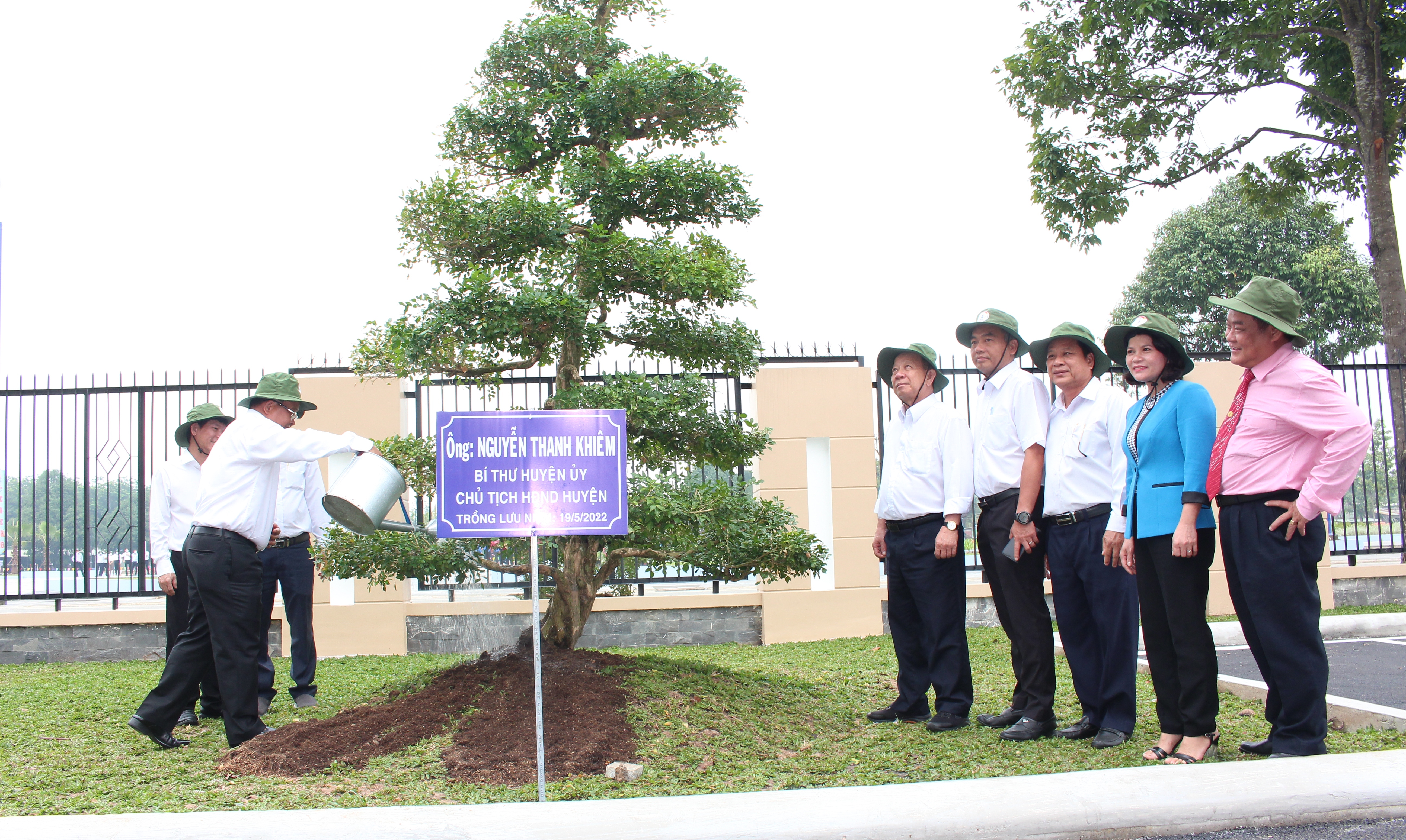 Ông Nguyễn Thanh Khiêm - Bí thư Huyện Ủy, Chủ tịch HĐND huyện trồng cây xanh trong khuôn viên Tòa nhà Trung tâm Hành chính huyện Bàu Bàng.
