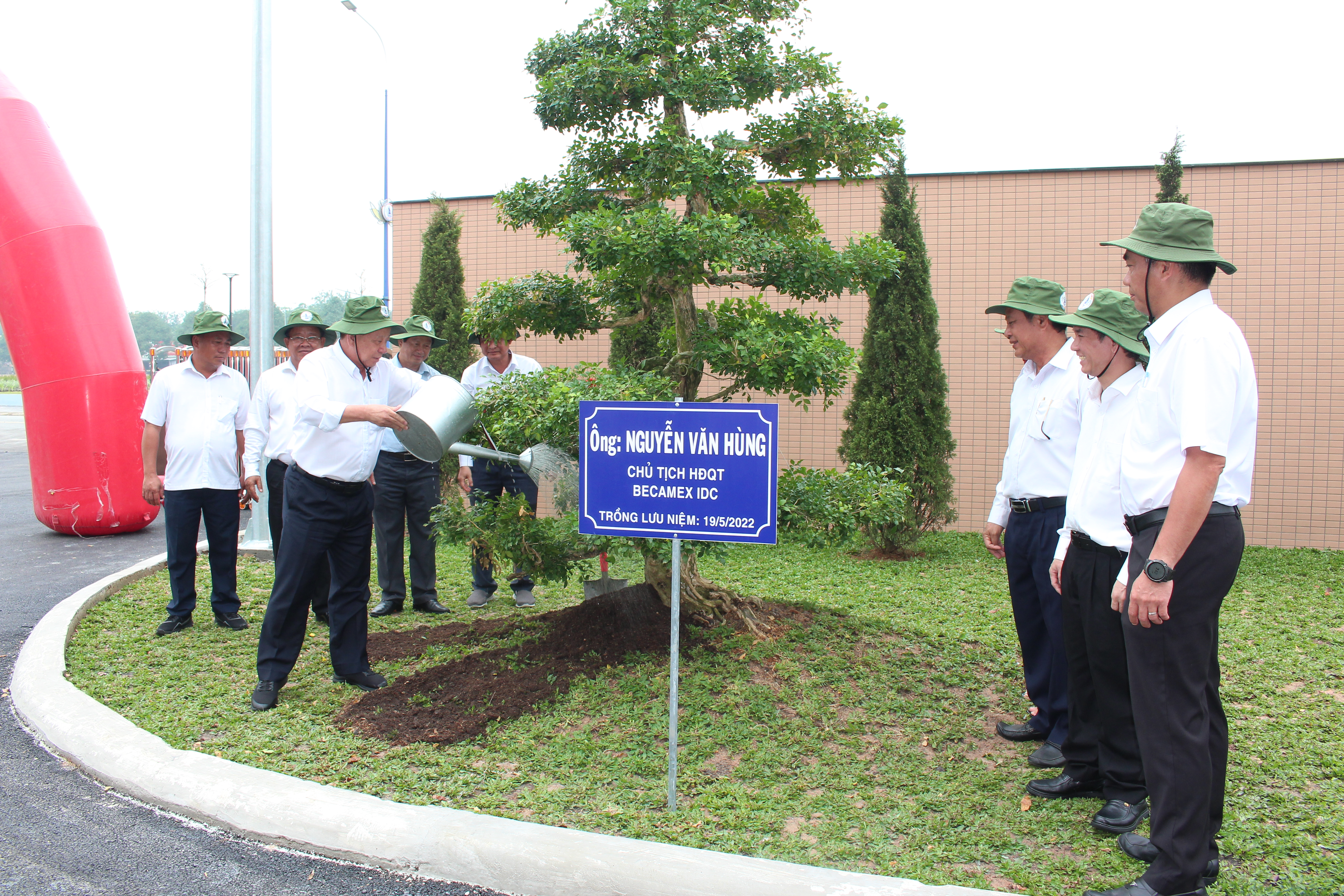 Ông Nguyễn Văn Hùng - Chủ tịch HĐQT Công ty Becamex IDC - CTCP tham gia trồng cây xanh trong khuôn viên Tòa nhà Trung tâm Hành chính huyện Bàu Bàng.