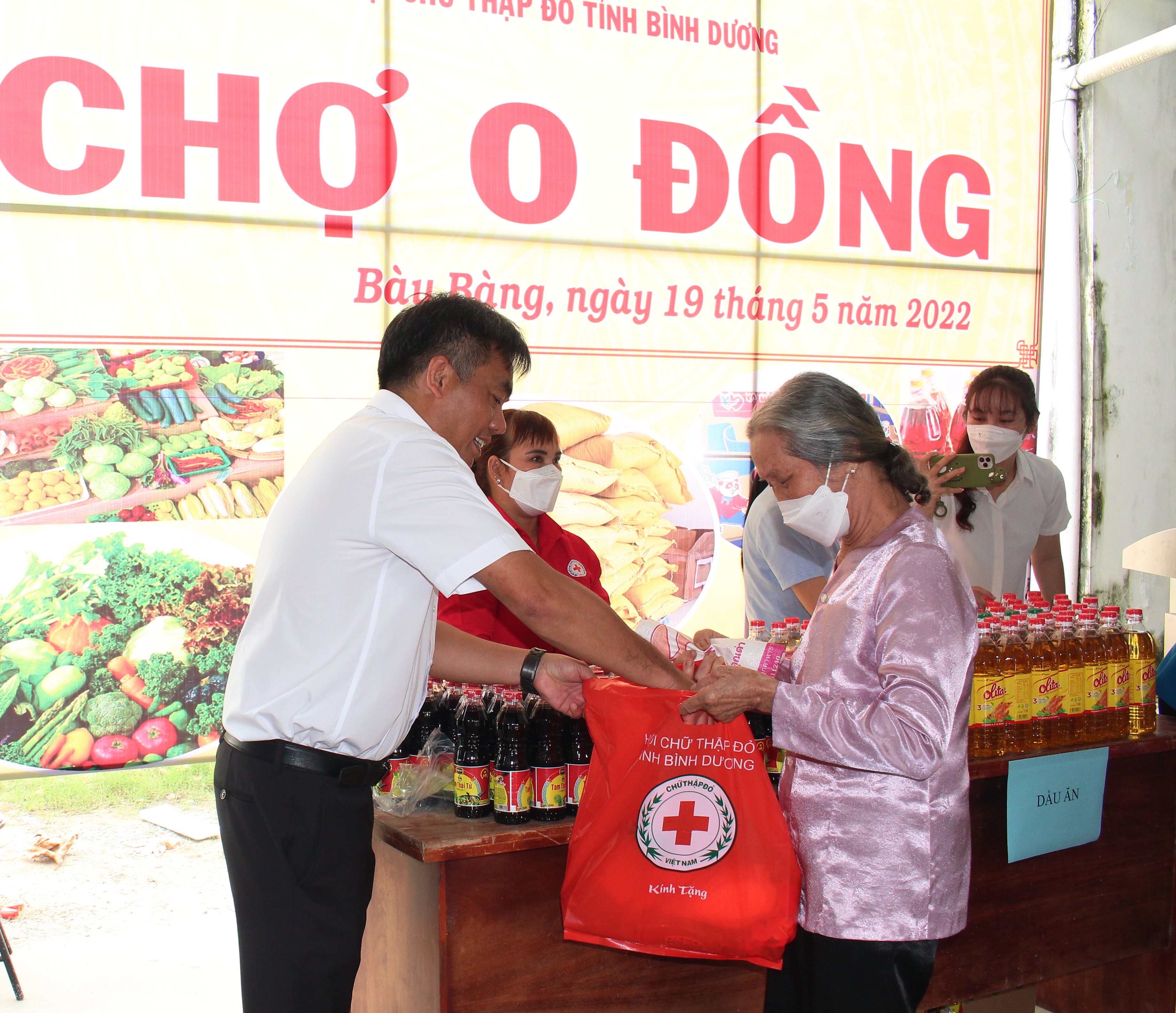 Ông Nguyễn Lộc Hà - Phó Chủ tịch UBND tỉnh tham gia các hoạt động tại chương trình chợ 0 đồng tổ chức tại xã Trừ Văn Thố.