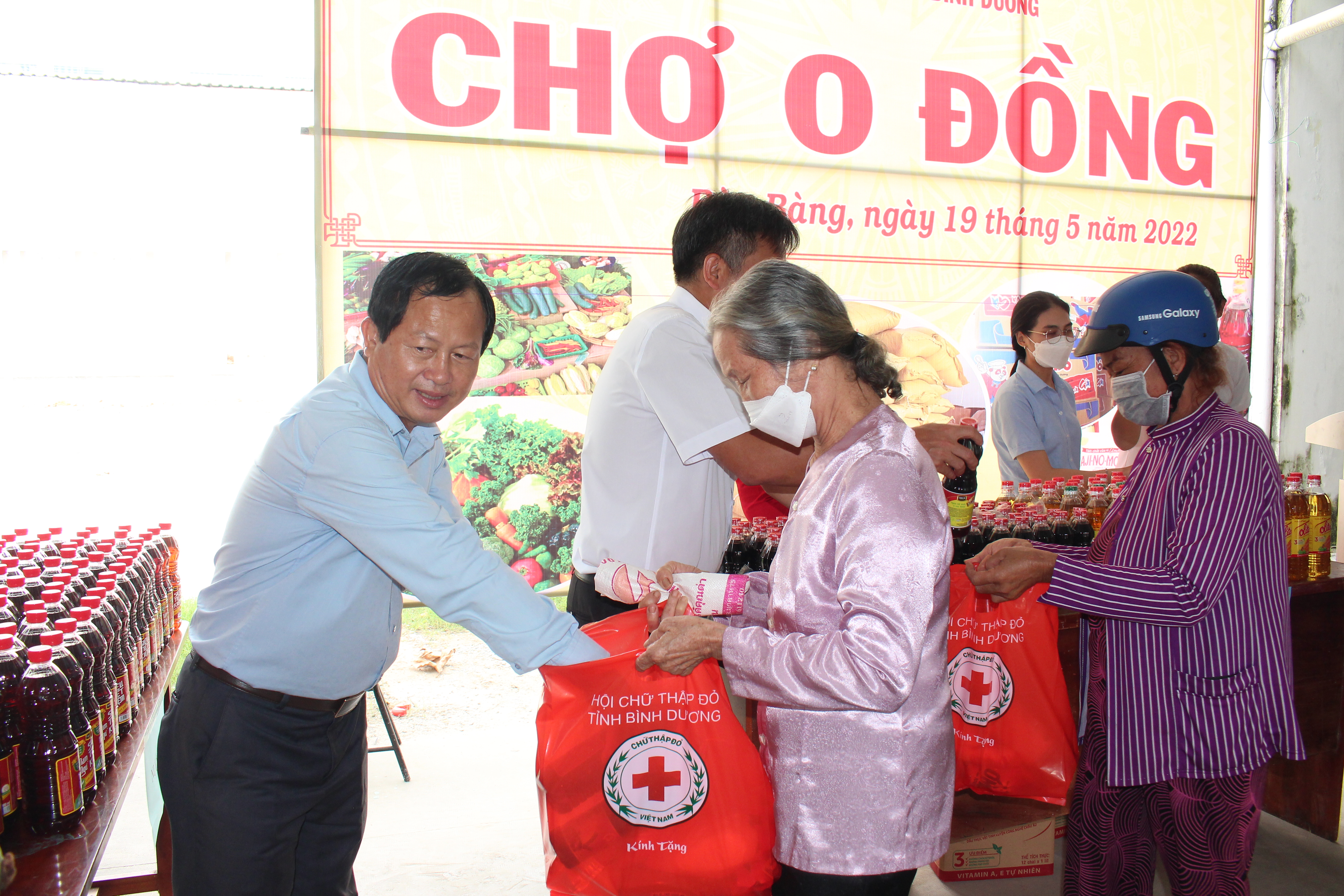 Lãnh đạo huyện bàu bàng tham gia các hoạt động tại chương trình chợ 0 đồng tổ chức tại xã Trừ Văn Thố.