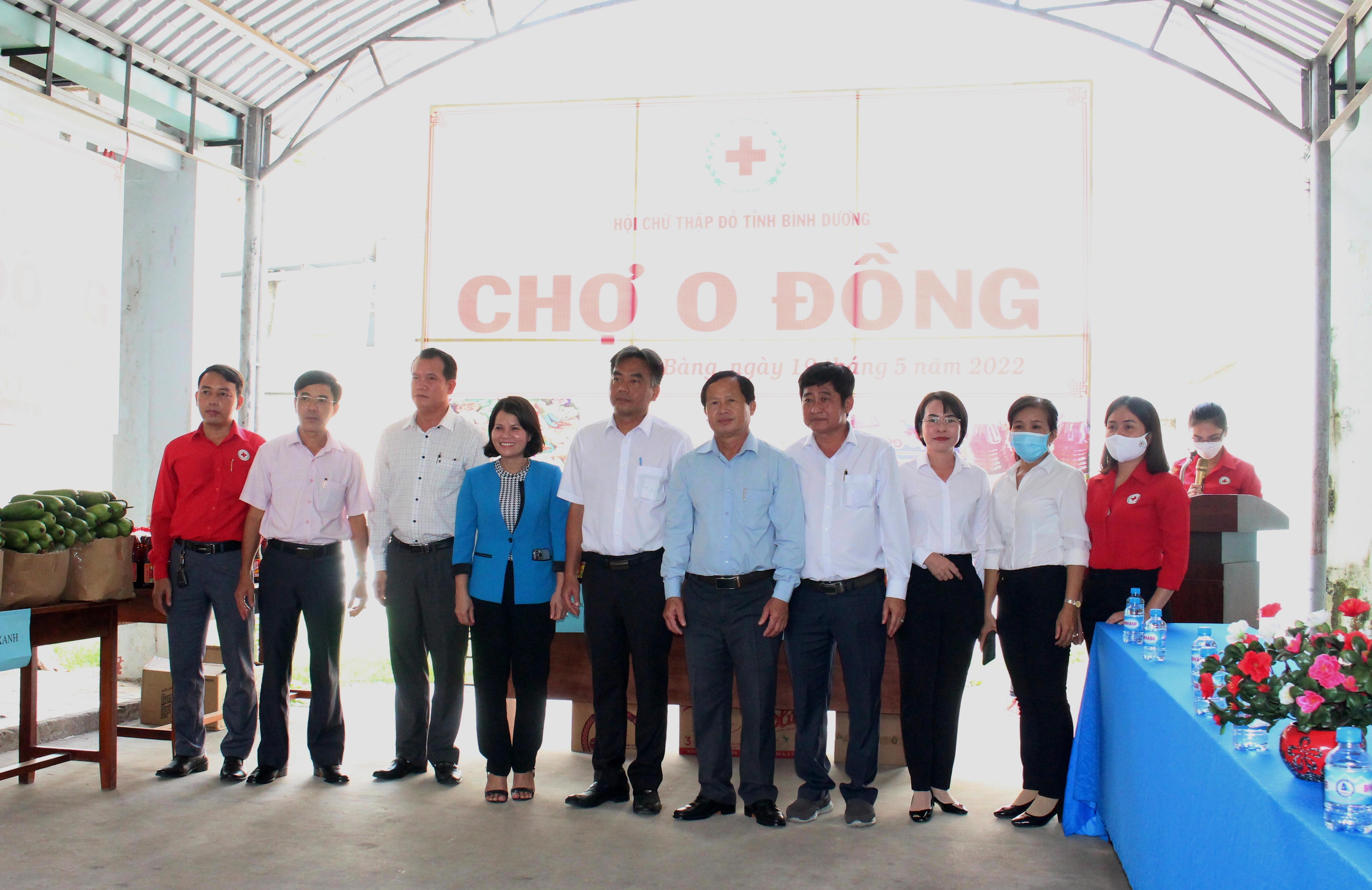 Lãnh đạo tỉnh, huyện chụp hình lưu niệm tại chương trình chợ 0 đồng được tổ chức tại xã Trừ Văn Thố.