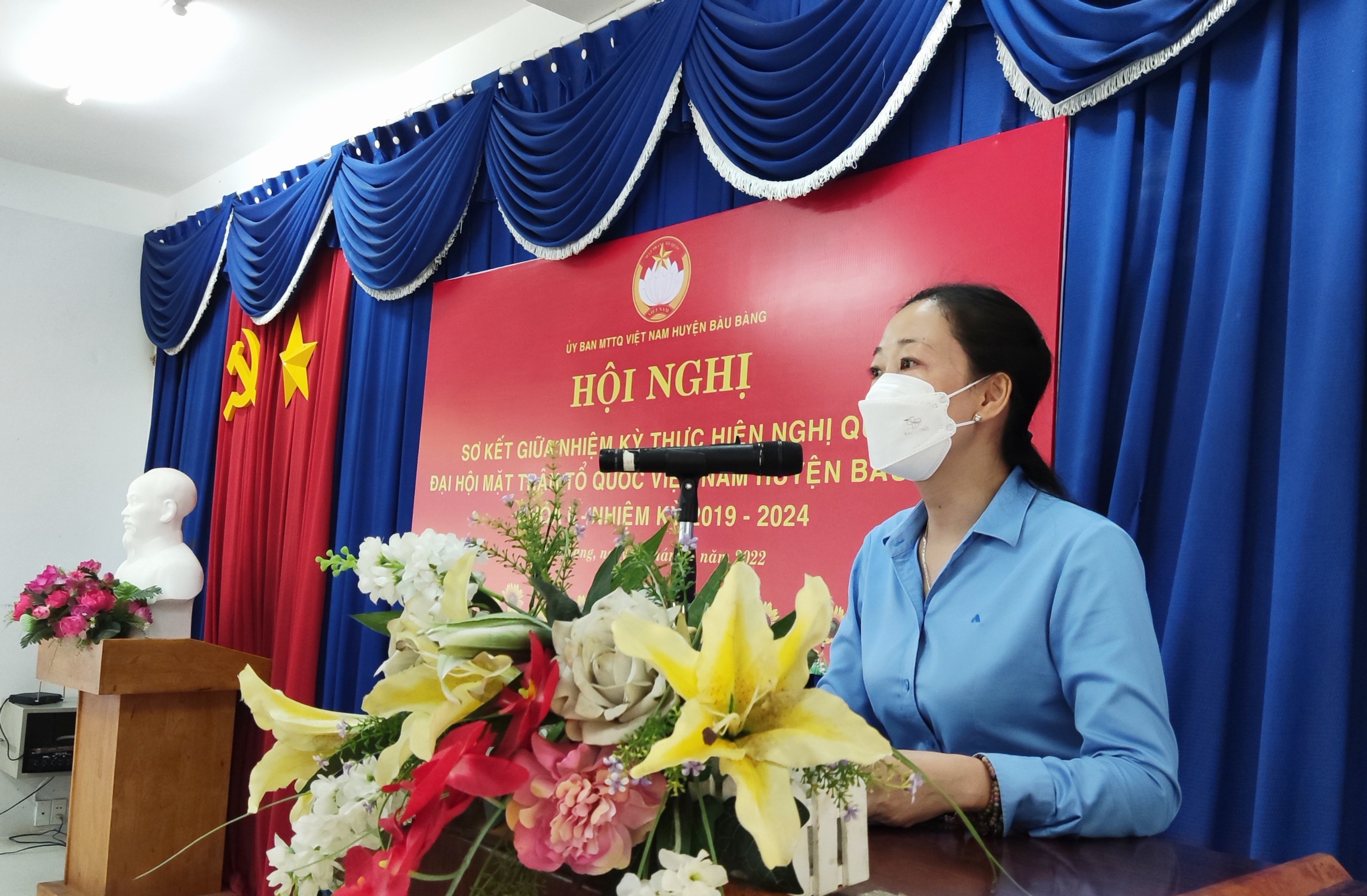 Bà Trần Thị Hồng Hạnh - Phó Chủ tịch Ủy ban MTTQ VN tỉnh Bình Dương phát biểu chỉ đạo tại Hội nghị.