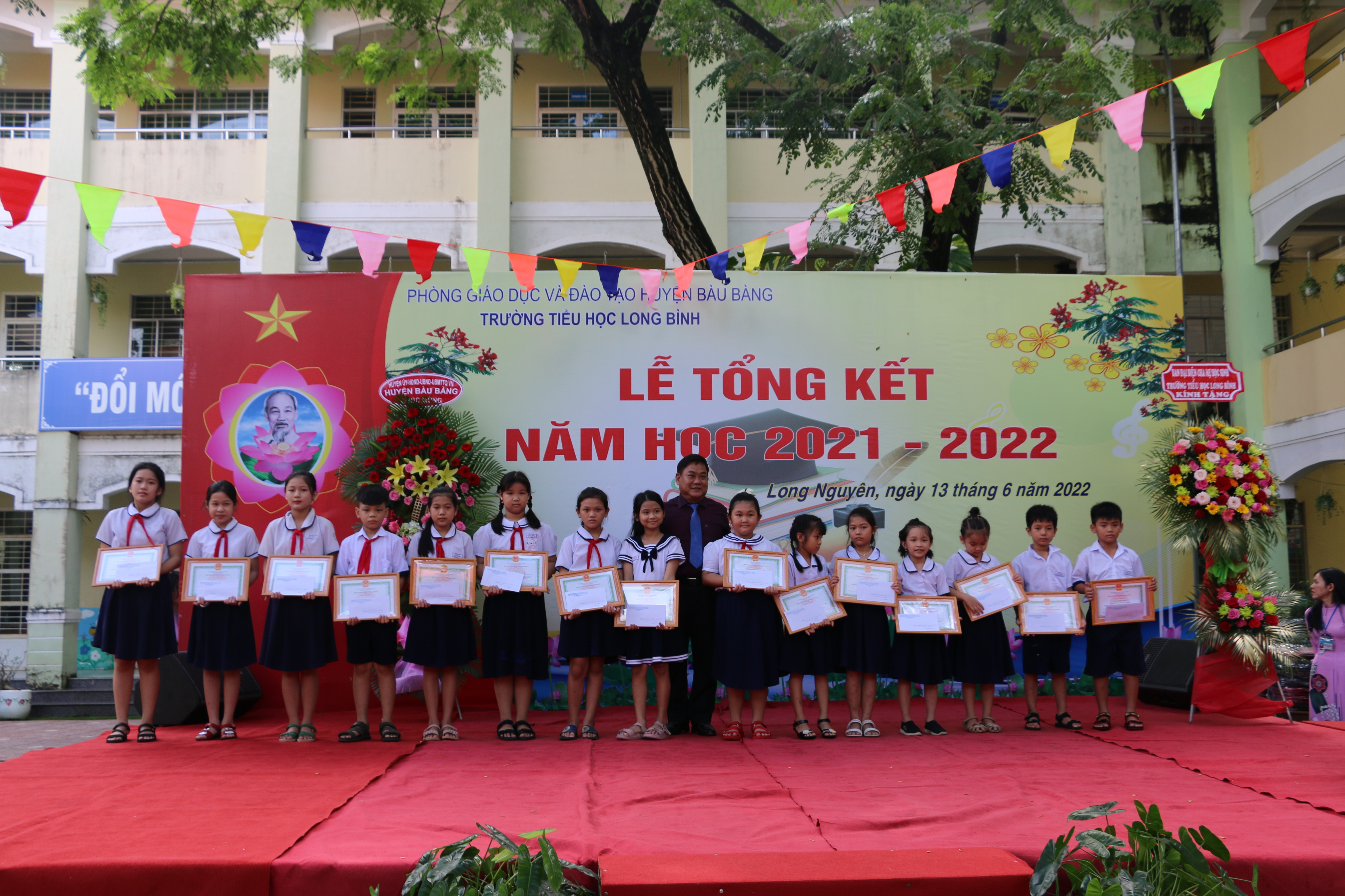 Ông Võ Thành Giàu – Chủ tịch UBND huyện trao giấy khen cho các em học sinh.