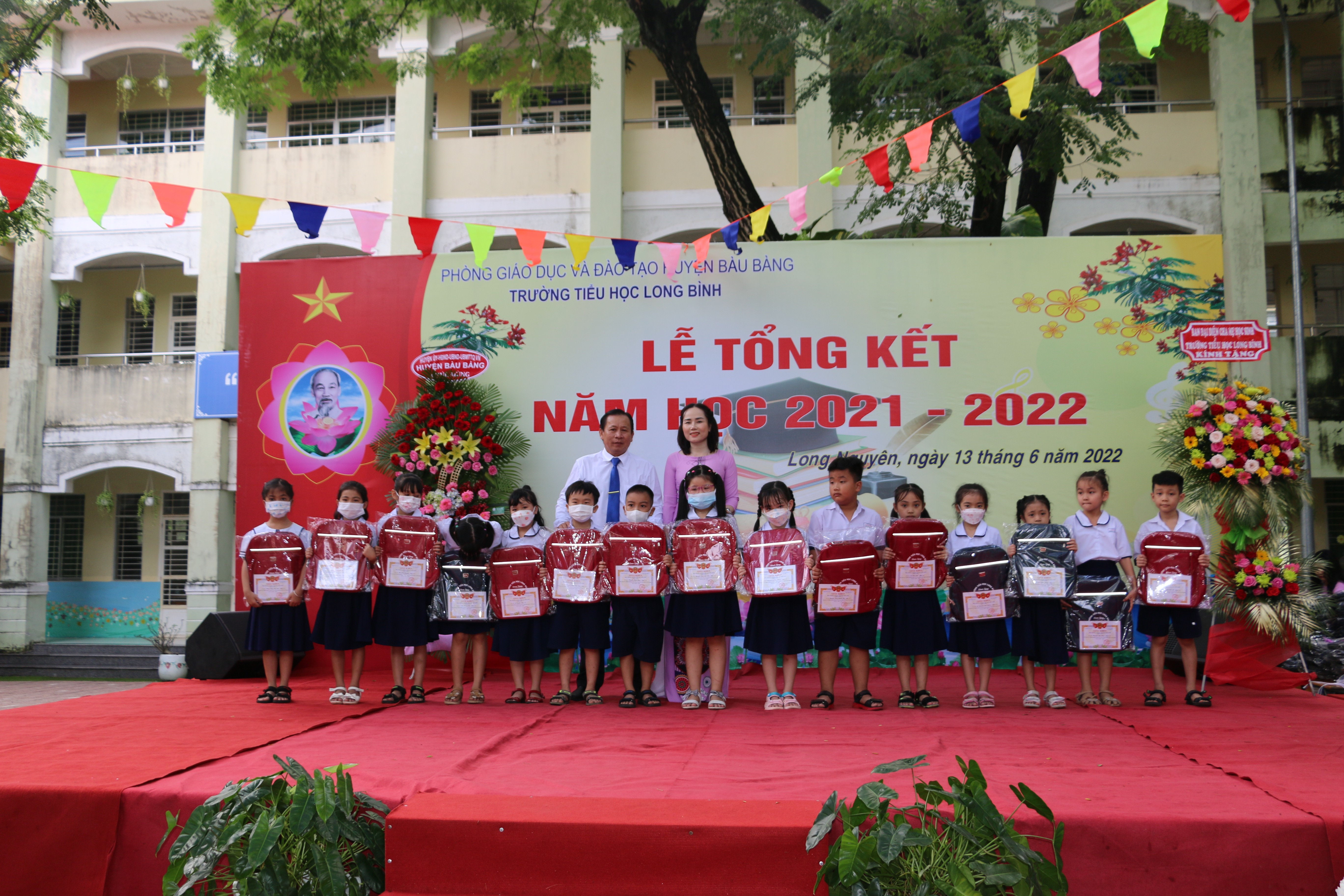 Ông Nguyễn Văn Đăng – Phó trưởng Phòng GDĐT huyện và cô Phan Thị Thúy Ngọc – Phó hiệu trưởng nhà trường trao thưởng cho các em học sinh.
