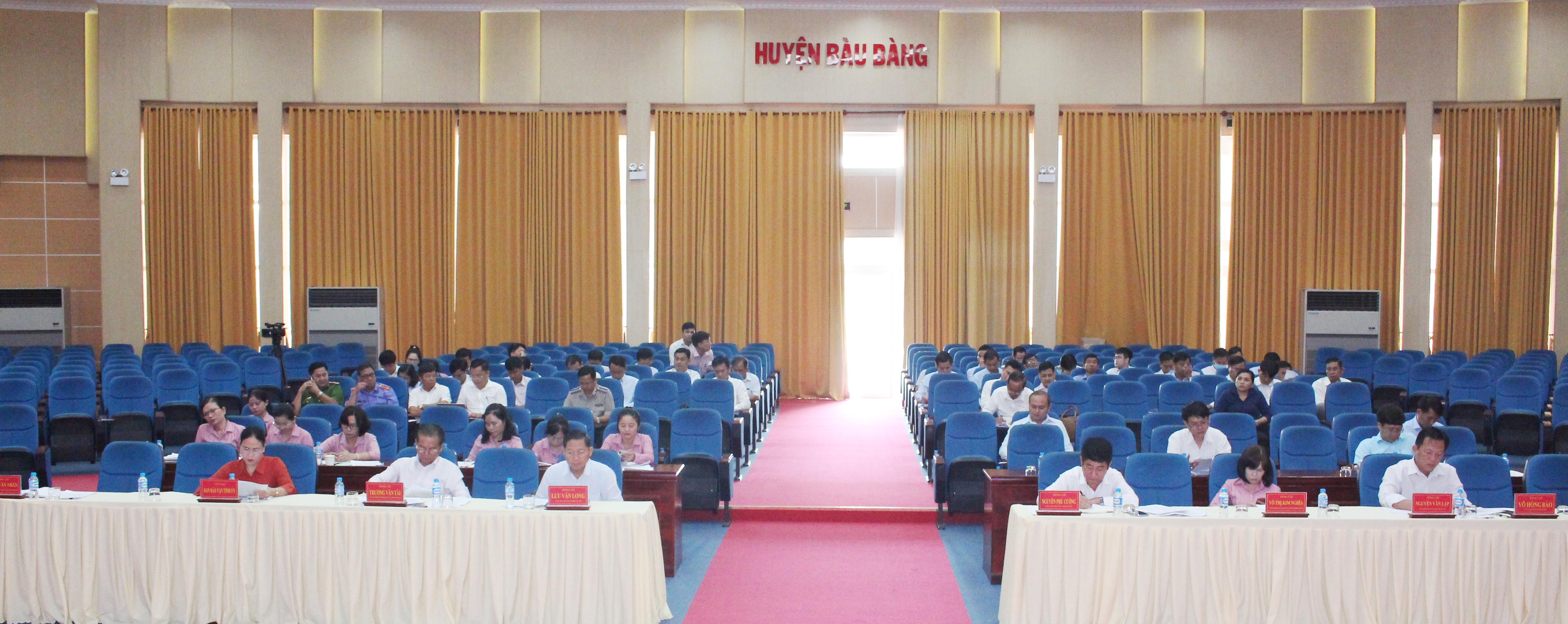 Đại biểu tham dự Hội nghị BCH Đảng bộ huyện lần thứ 12 mở rộng.