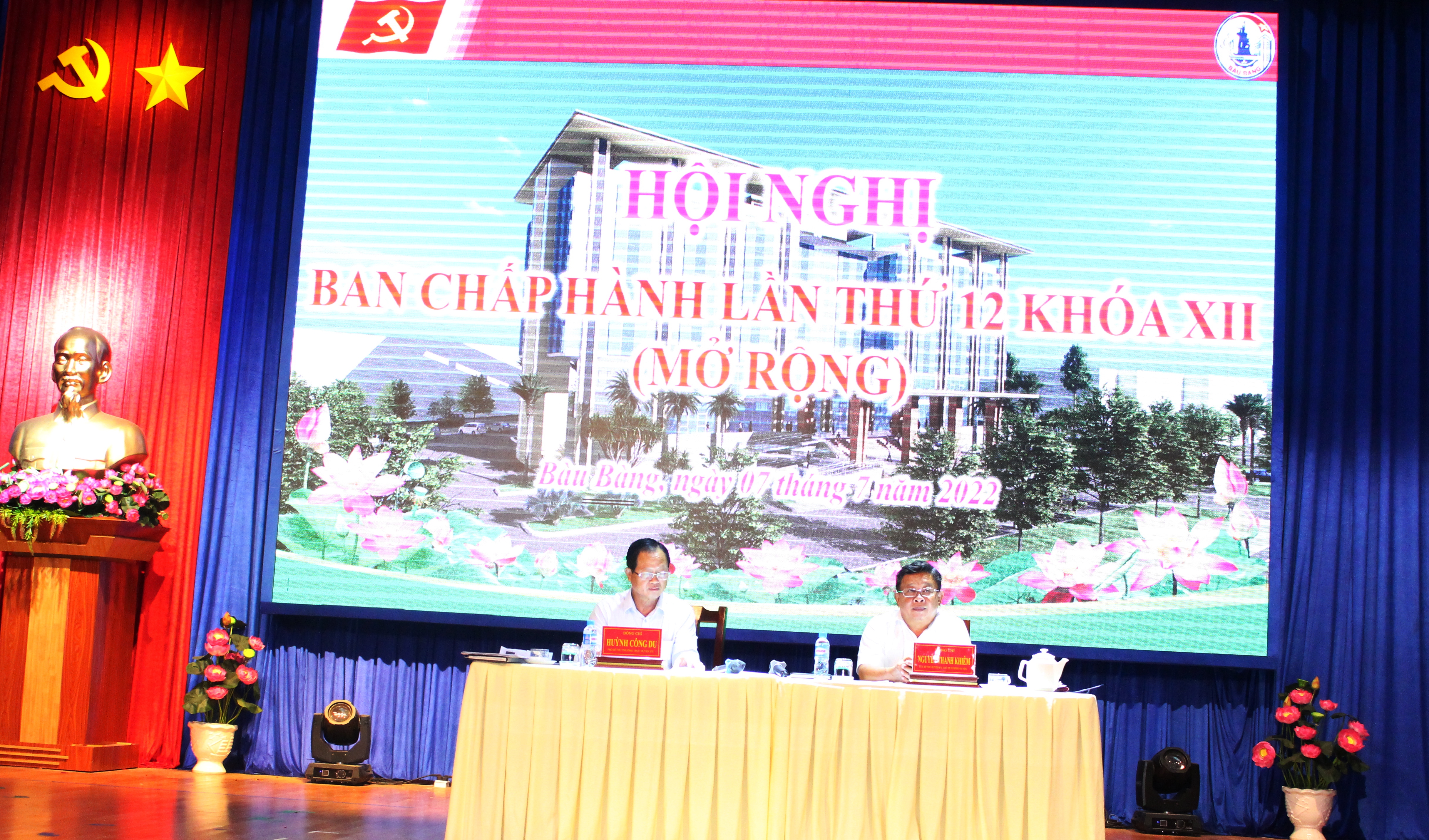 Đồng chí Nguyễn Thanh Khiêm - Bí thư Huyện ủy và đồng chí Huỳnh Công Du - Phó Bí thư Thường trực Huyện ủy chủ tọa Hội nghị.