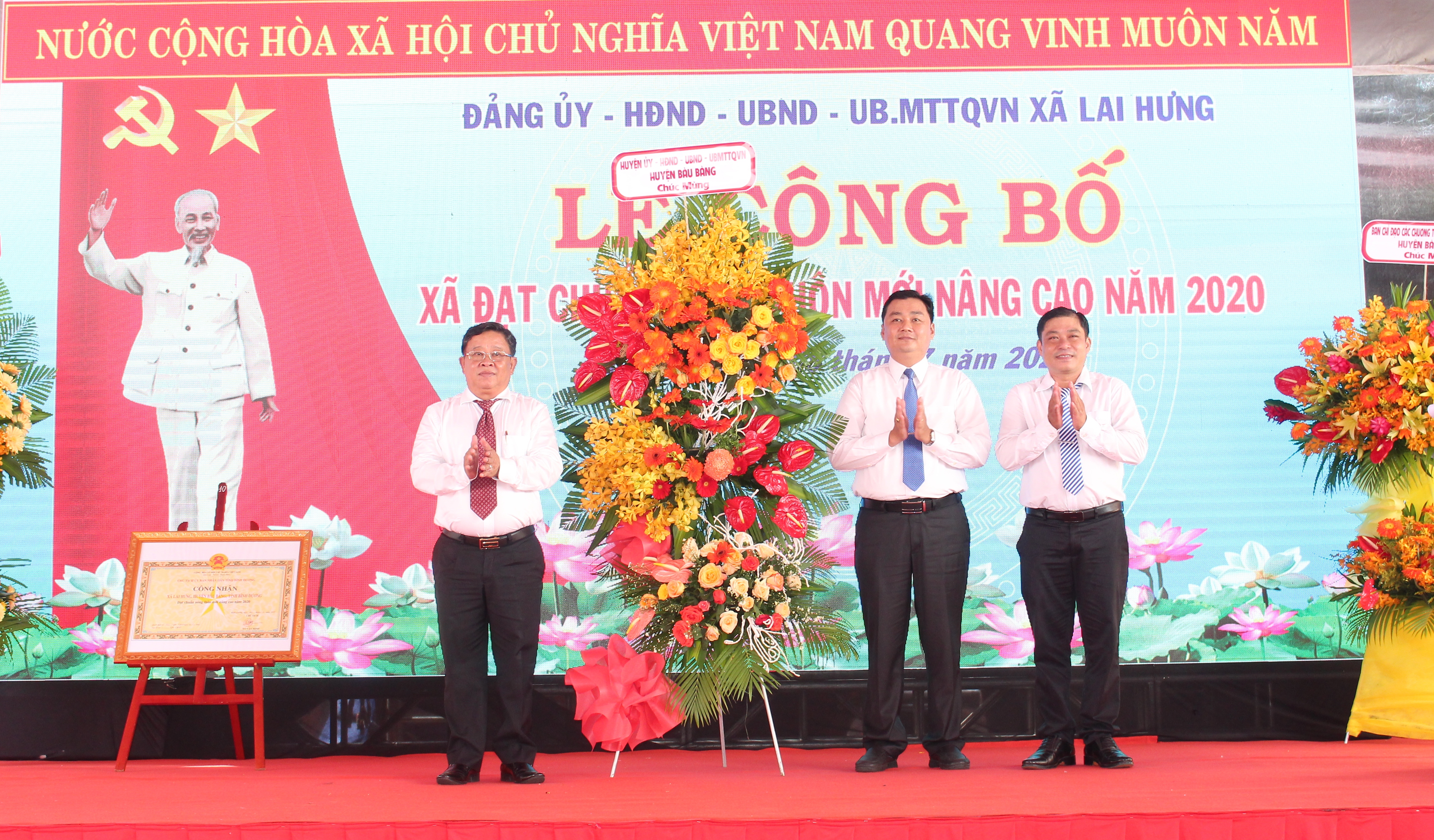 Lãnh đạo huyện tặng hoa chúc mừng xã Lai Hưng đạt chuẩn xã NTM nâng cao.