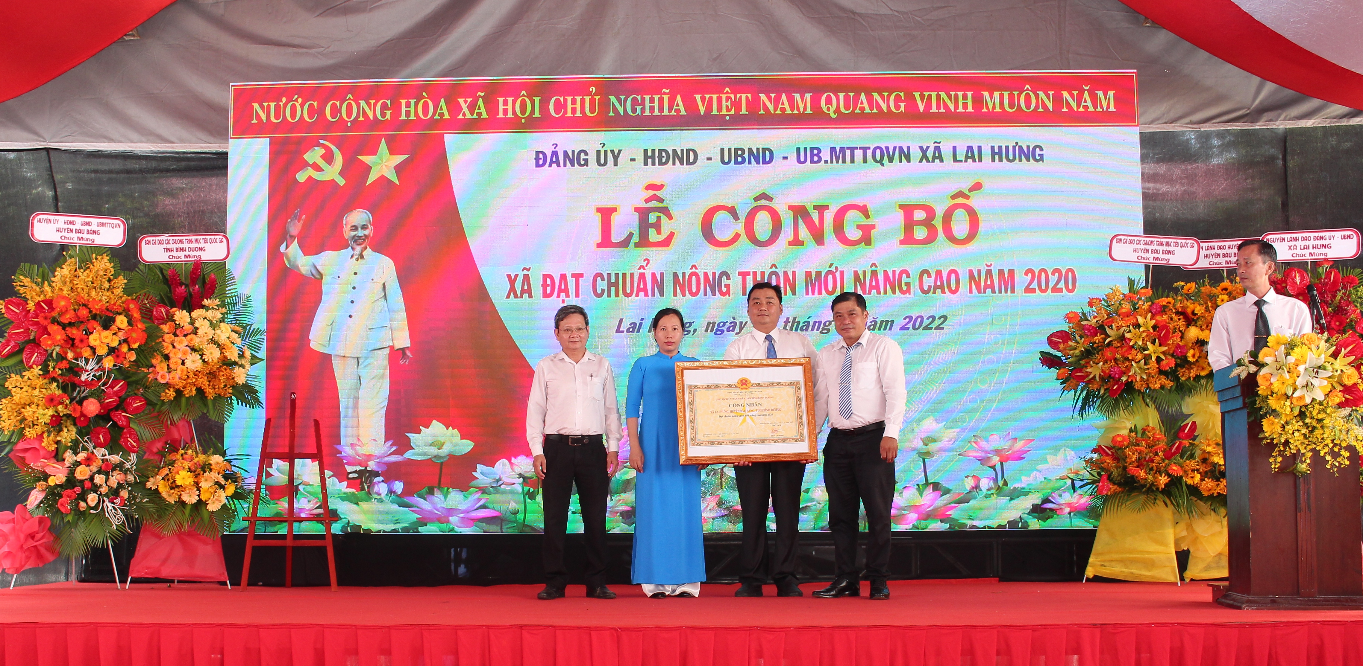 Lãnh đạo sở NN và PTNT tỉnh trao bằng công nhận xã Lai Hưng đạt chuẩn xã NTM nâng cao.