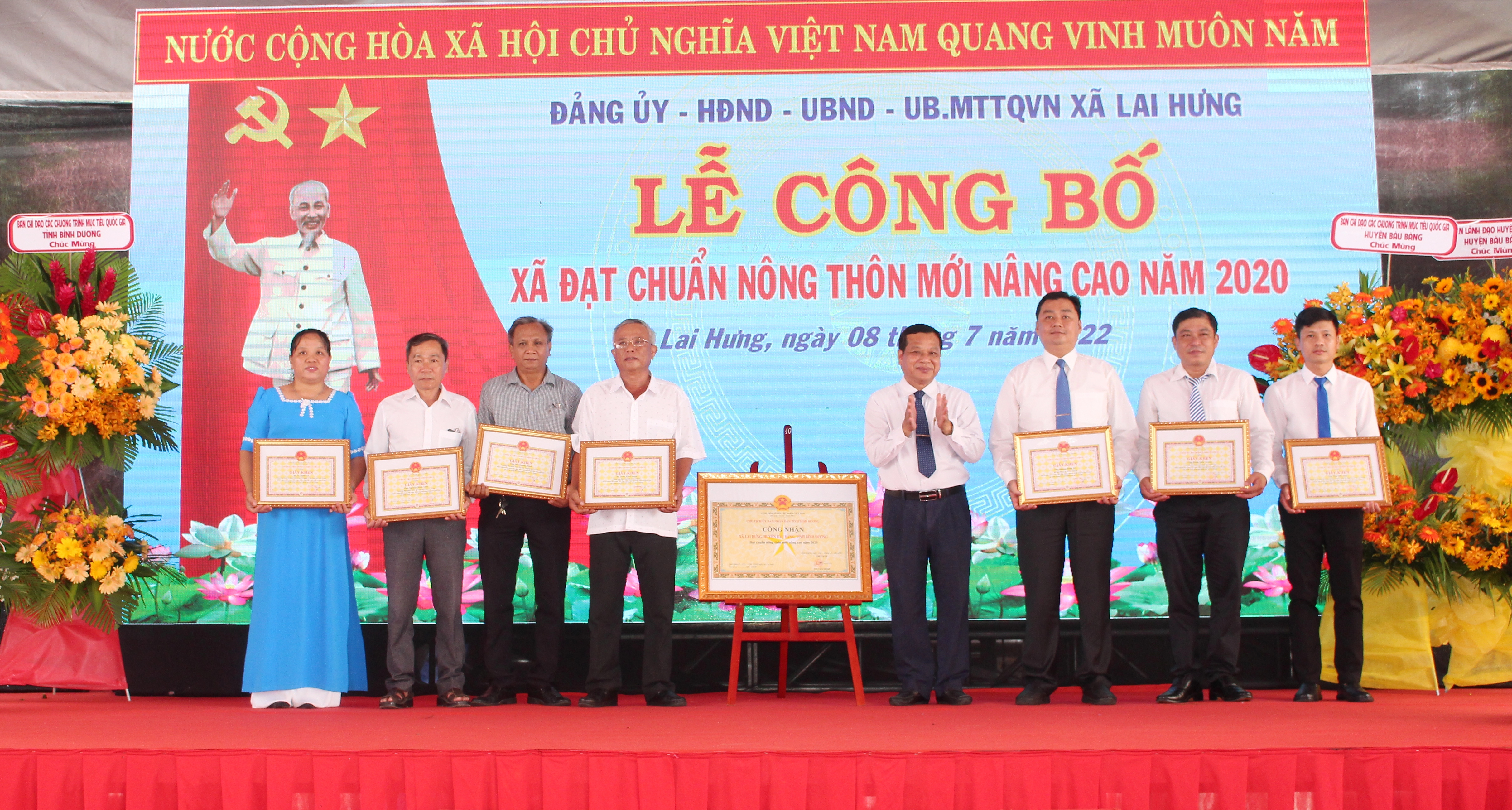 Lãnh đạo huyện trao giấy khen của UBND huyện cho cho 10 cá nhân.