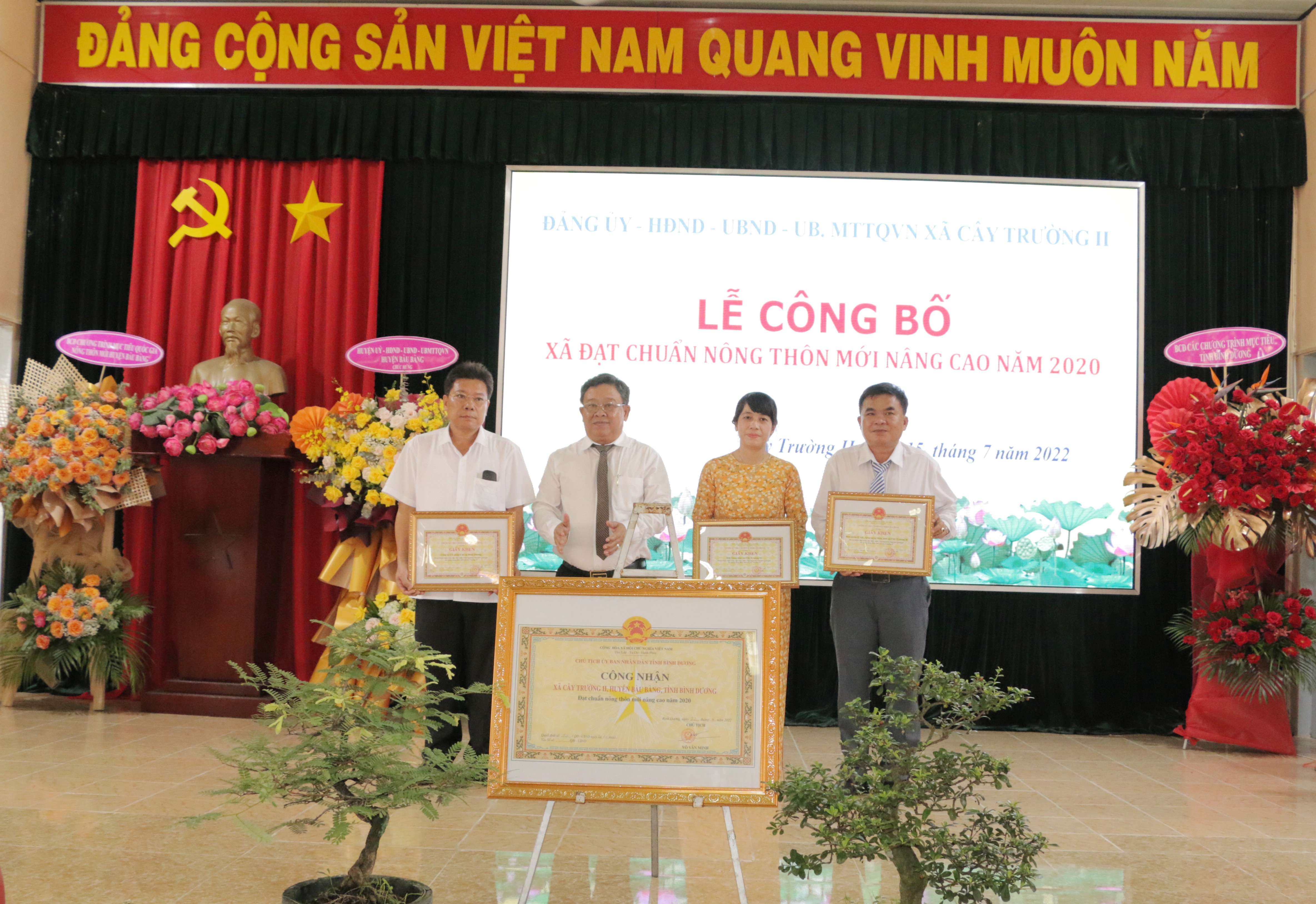 Ông Nguyễn Thanh Khiêm - Bí thư Huyện ủy, Chủ tịch HĐND huyện trao giấy khen cho các tập thể.