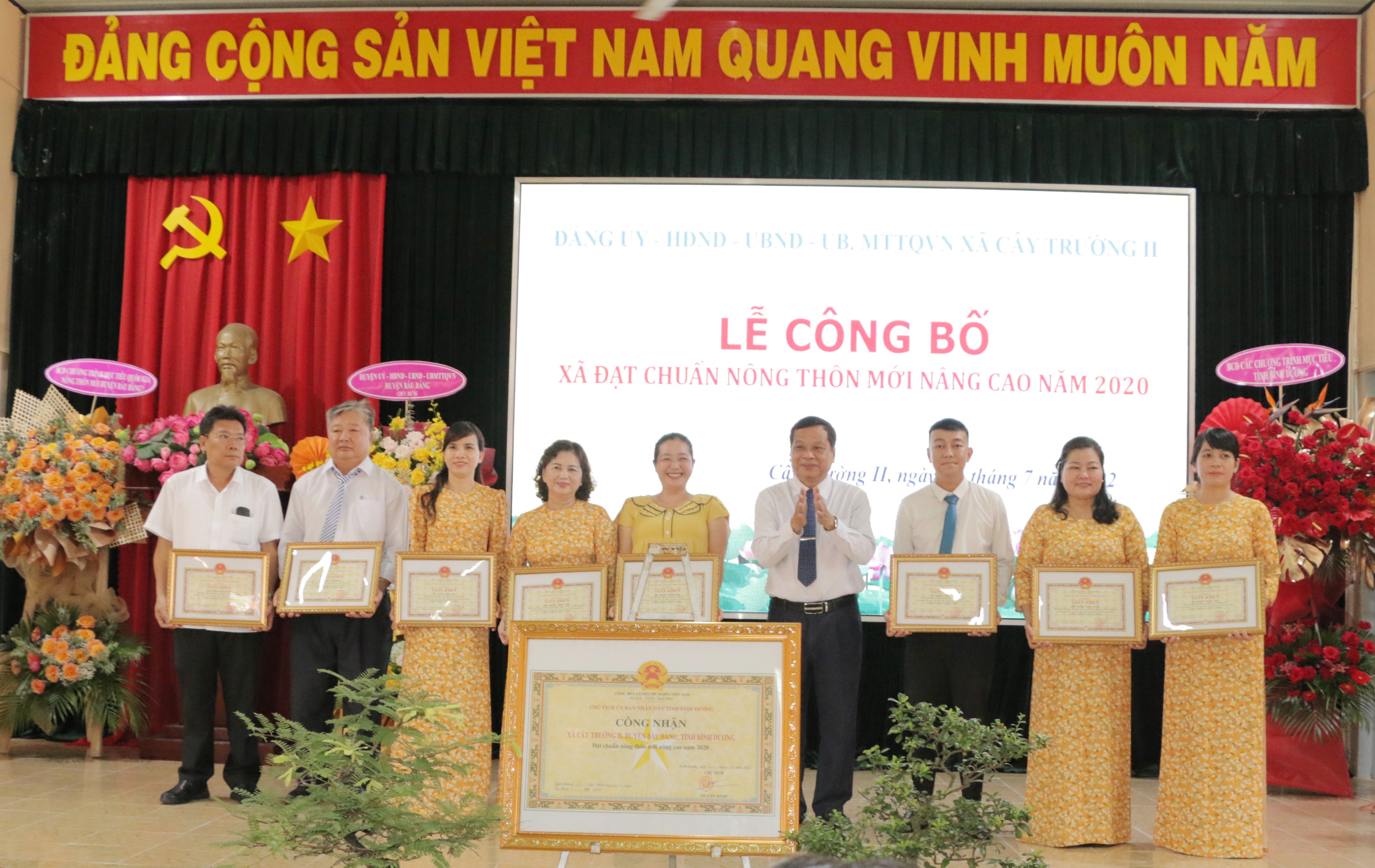 Ông Nguyễn Văn Thương - Phó Chủ tịch UBND huyện trao giấy khen cho các cá nhân.