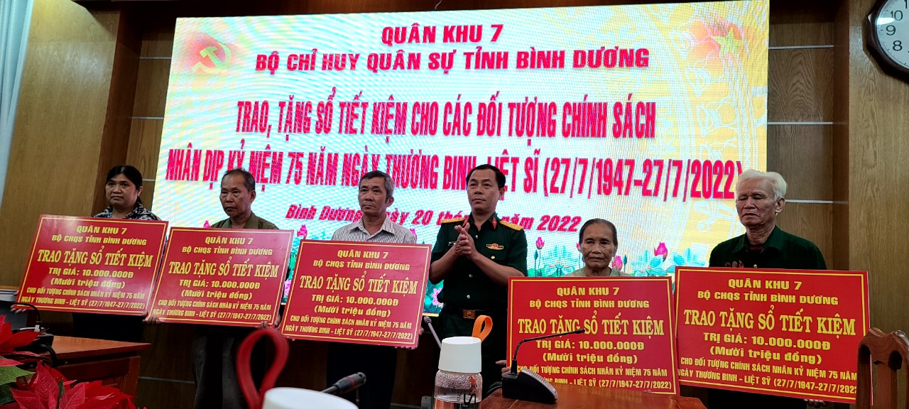 Cô Nguyễn Thị Canh nhận sổ tiết kiệm (thứ 2 từ phải qua).