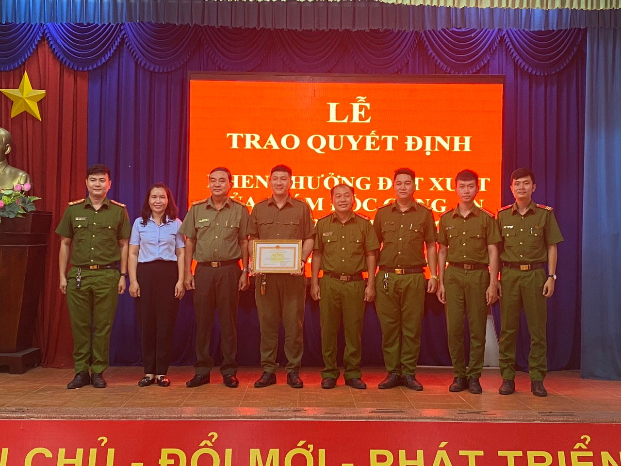 Đồng chí Trương Đức Nghĩa Công an xã Hưng Hoà được khen thưởng (thứ 4 từ trái qua).