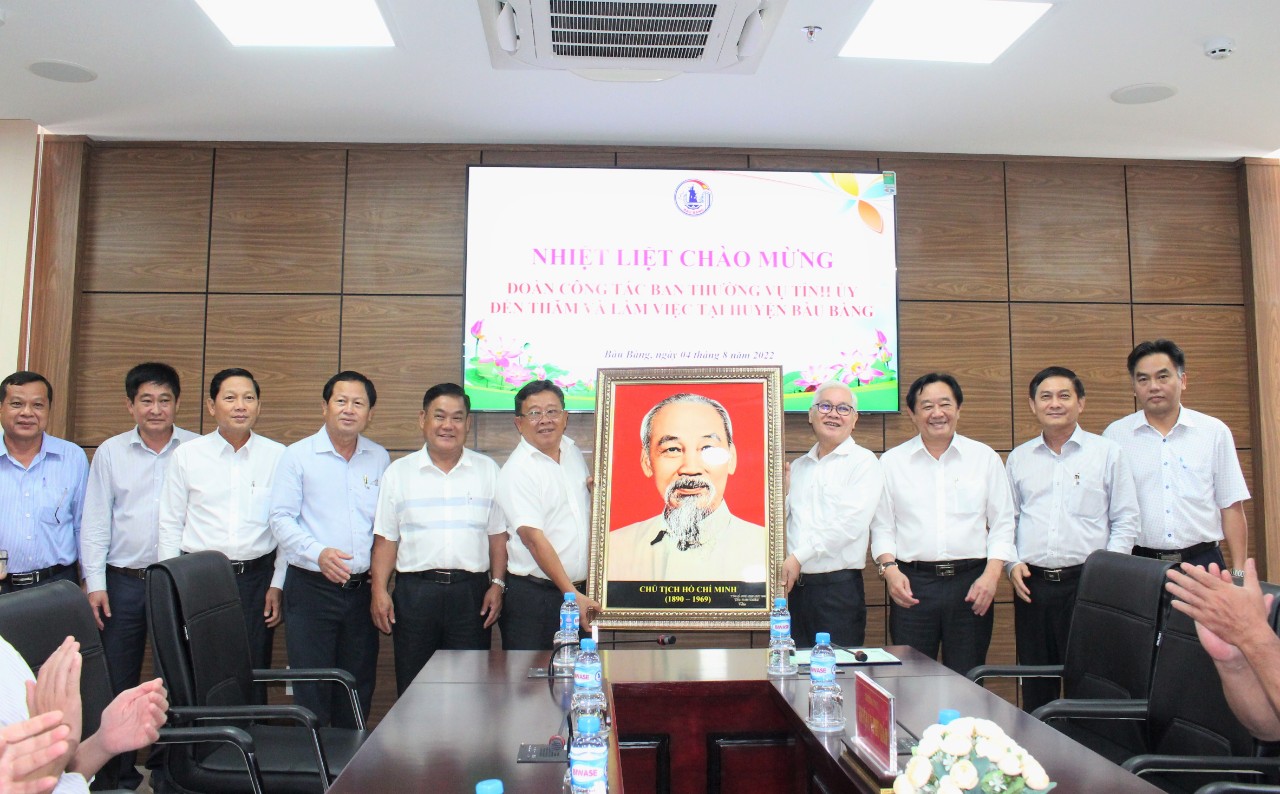 Đoàn công tác Ban thường vụ tỉnh ủy đã có bức tranh Bác Hồ trao tặng lãnh đạo huyện Bàu Bàng,