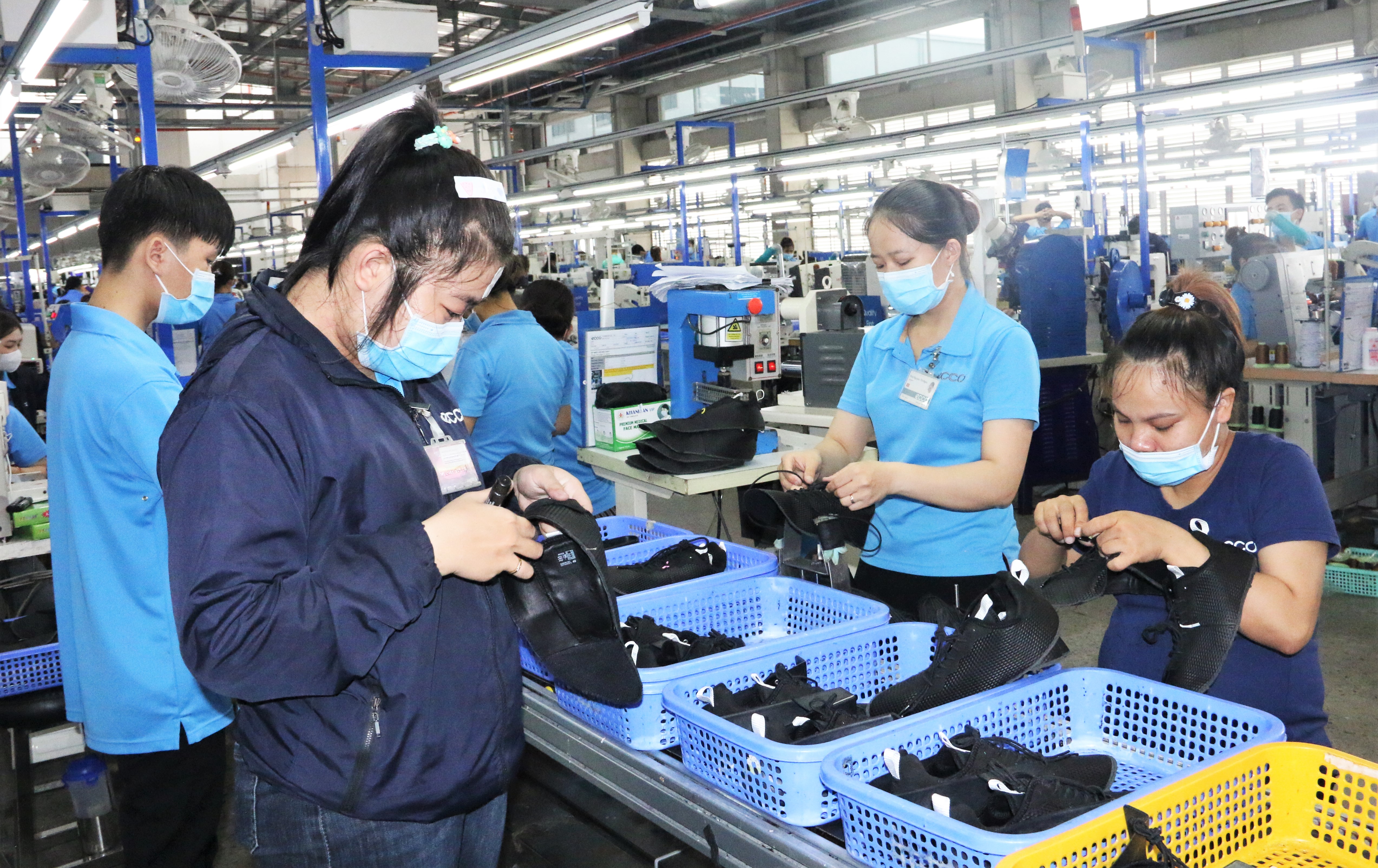 Công đoạn sản xuất Giày tại Công ty TNHH ECCO Việt Nam trú đóng tại Đường D1, KCN Bàu Bàng, thị trấn Lai Uyên.