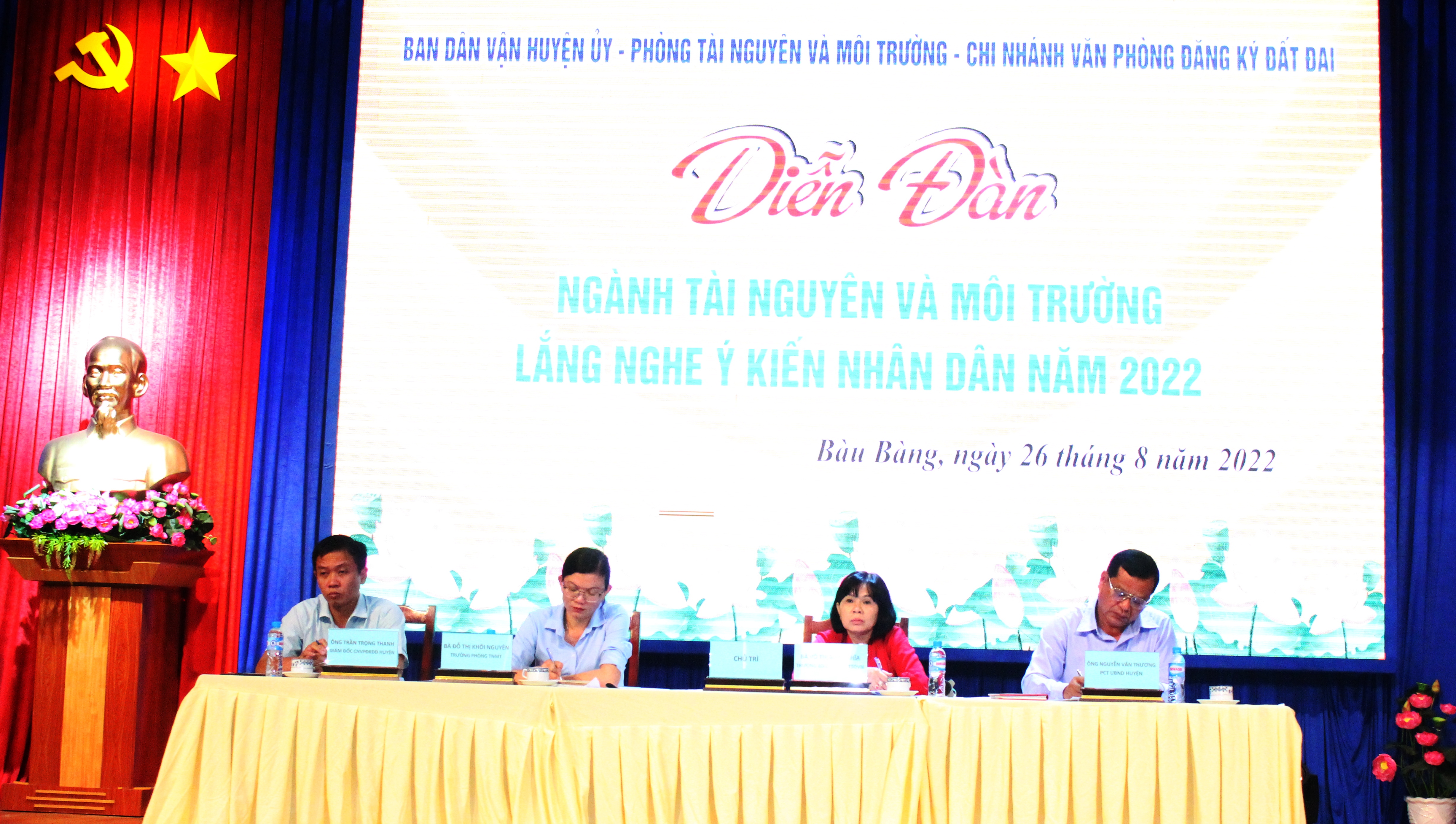 Lãnh đạo UBND huyện, lãnh đạo Ban Dân vận Huyện ủy và ngành Tài nguyên - Môi trường huyệnlắng nghe và giải đáp các ý kiến, kiến nghị của nhân dân.