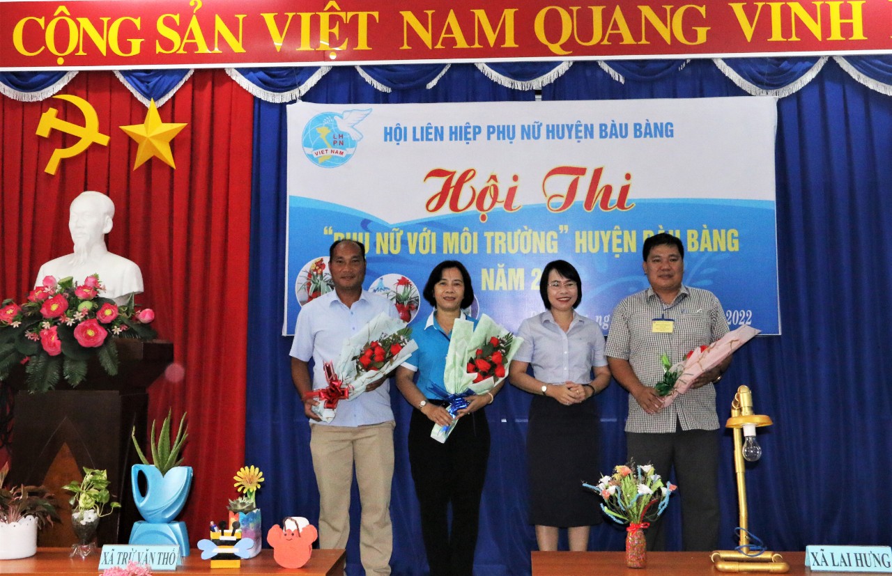 Bà Nguyễn Thị Ngọc Điền - Phó trưởng Ban Dân vận Huyện ủy trao tặng hoa cho thành viên Ban giám khảo Hội thi.
