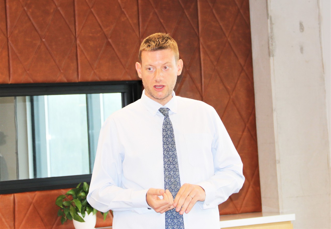 Ông Alexander Christopher Falter – Tổng Giám đốc Công ty TNHH ECCO (Việt Nam) thông tin khai quát về công ty với đoàn công tác của huyện.