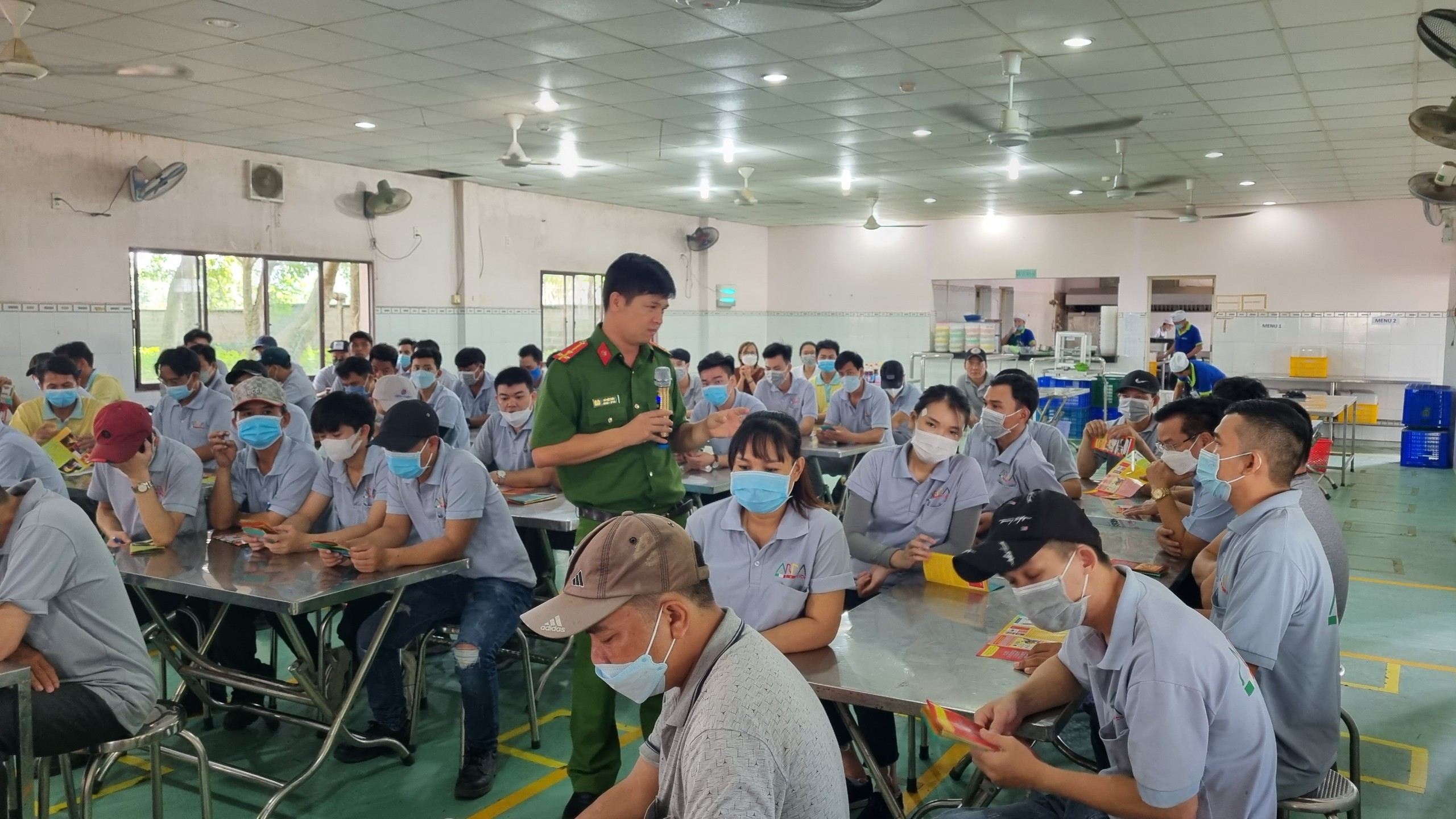 Công an huyện Bàu Bàng tổ chức tuyên truyền cho công nhân công ty ARDA.