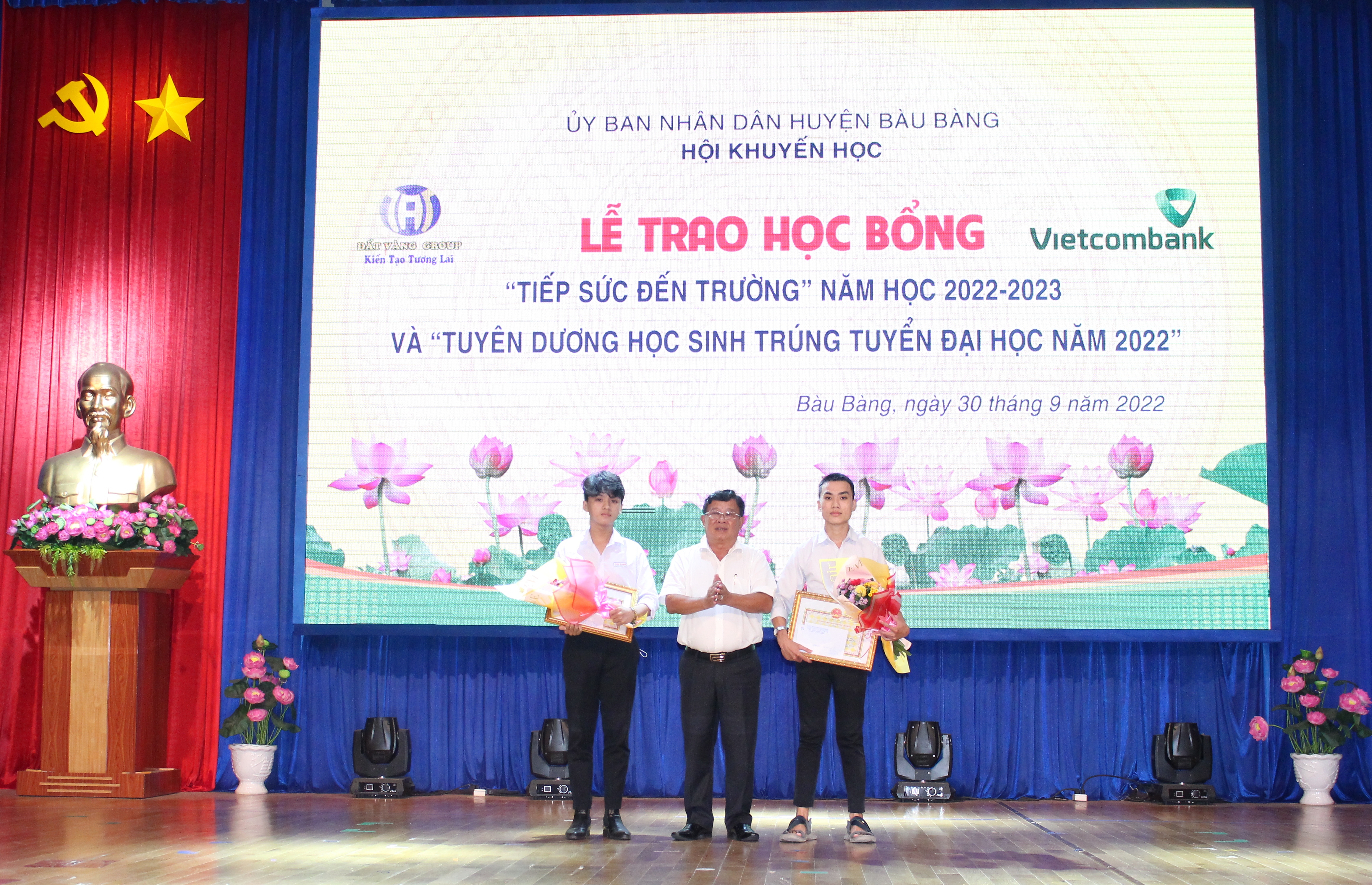 Ông Nguyễn Thanh Khiêm - Bí thư Huyện ủy Bàu Bàng, Chủ tịch HĐND huyện trao giấy khen và học bổng cho 2 sinh viên thi đạt thủ khoa.