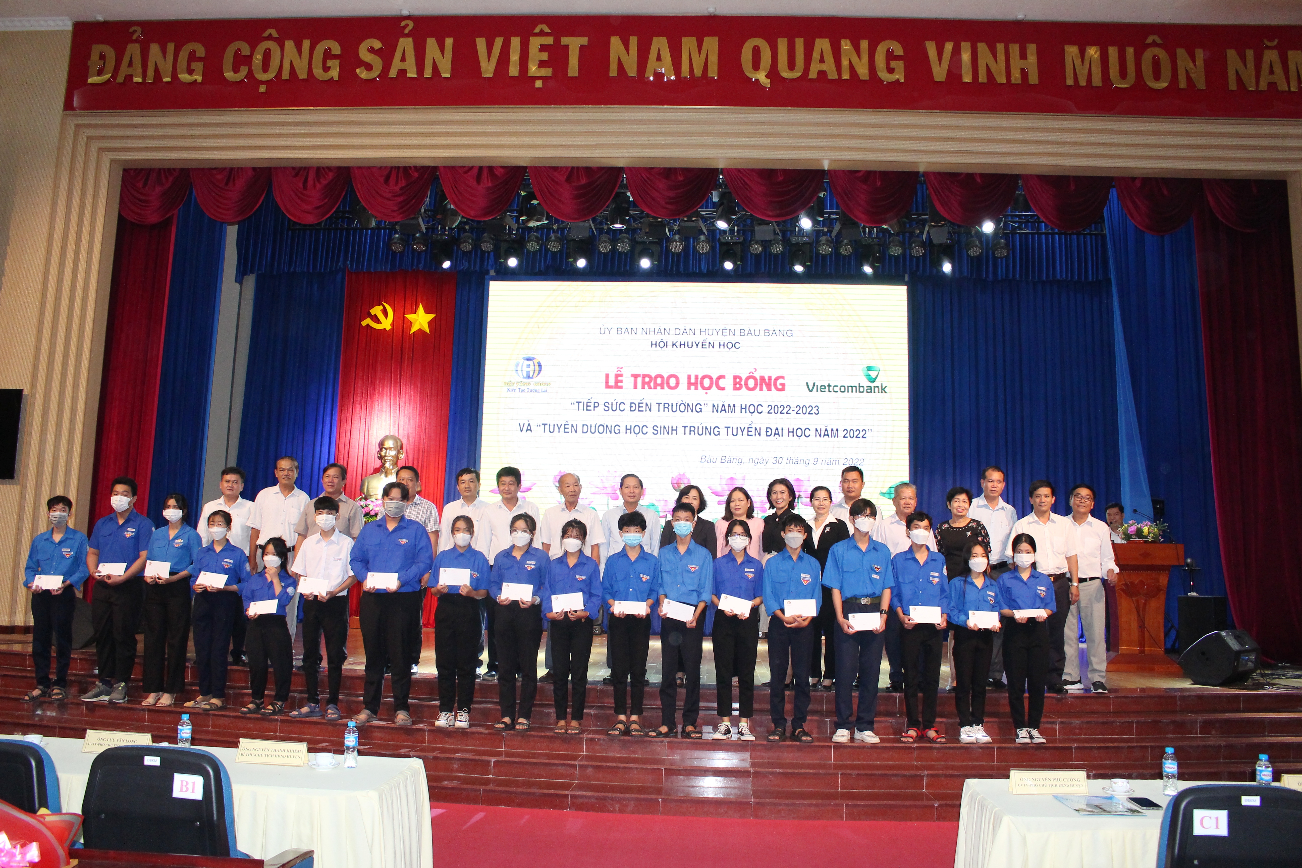 Lãnh đạo huyện chụp hình lưu niệm với các em học sinh tại lễ trao học bổng.