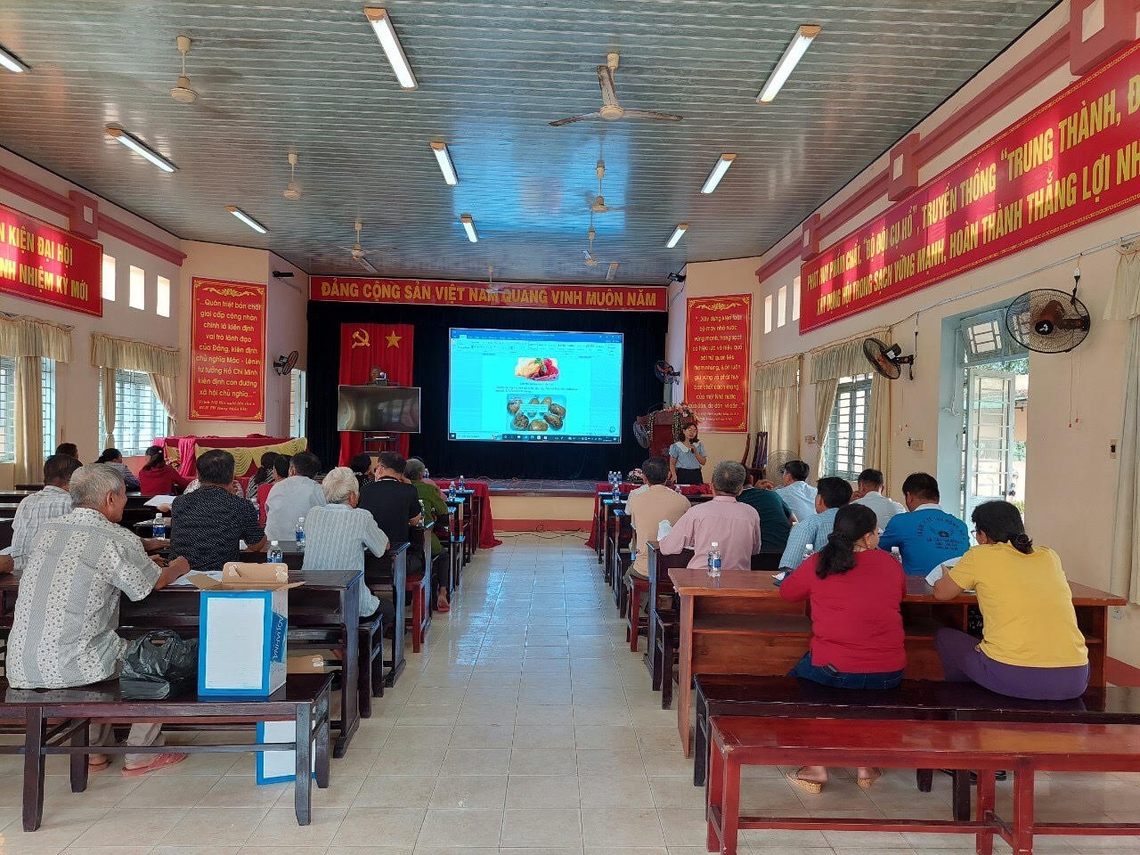 Đ/C: Trương Thị Yến – Cán bộ kỹ thuật Trung tâm dịch vụ nông nghiệp huyện triển khai nội dung.