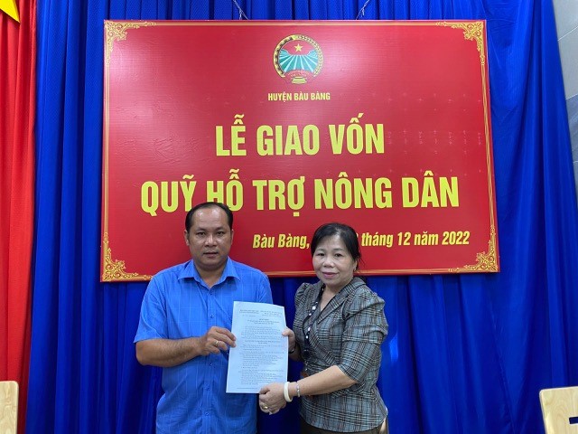 Bà: Nguyễn Thị Ánh Tuyết - Chủ tịch Hội nông dân huyện (bên phải) trao quyết định cho cơ sở hội 