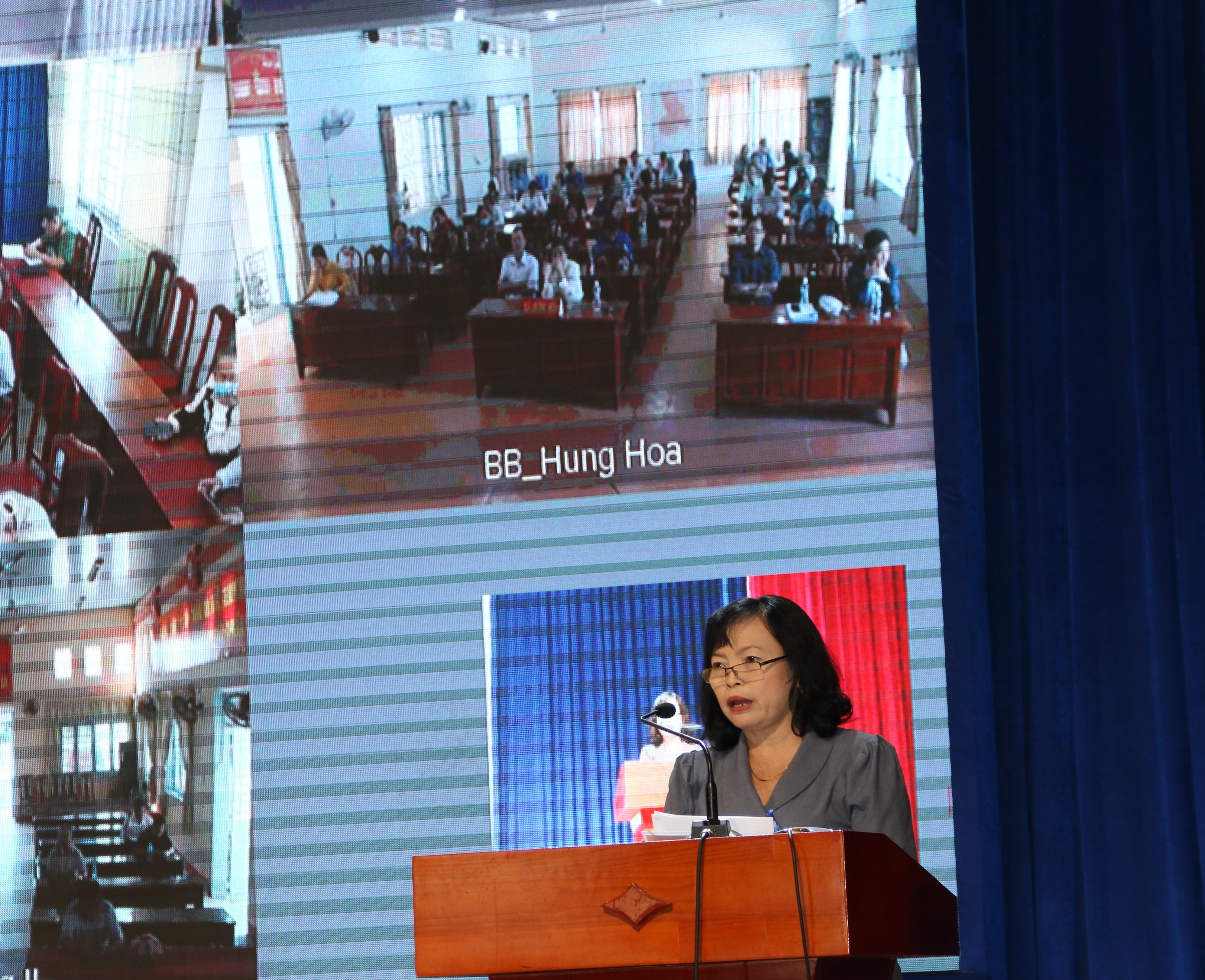 Bà Mai Thị Kim Dung - Giám đốc Trung tâm Y tế huyện trả lời ý kiến của nhân dân về lĩnh vực Y tế. Ảnh: Hoàng Tú