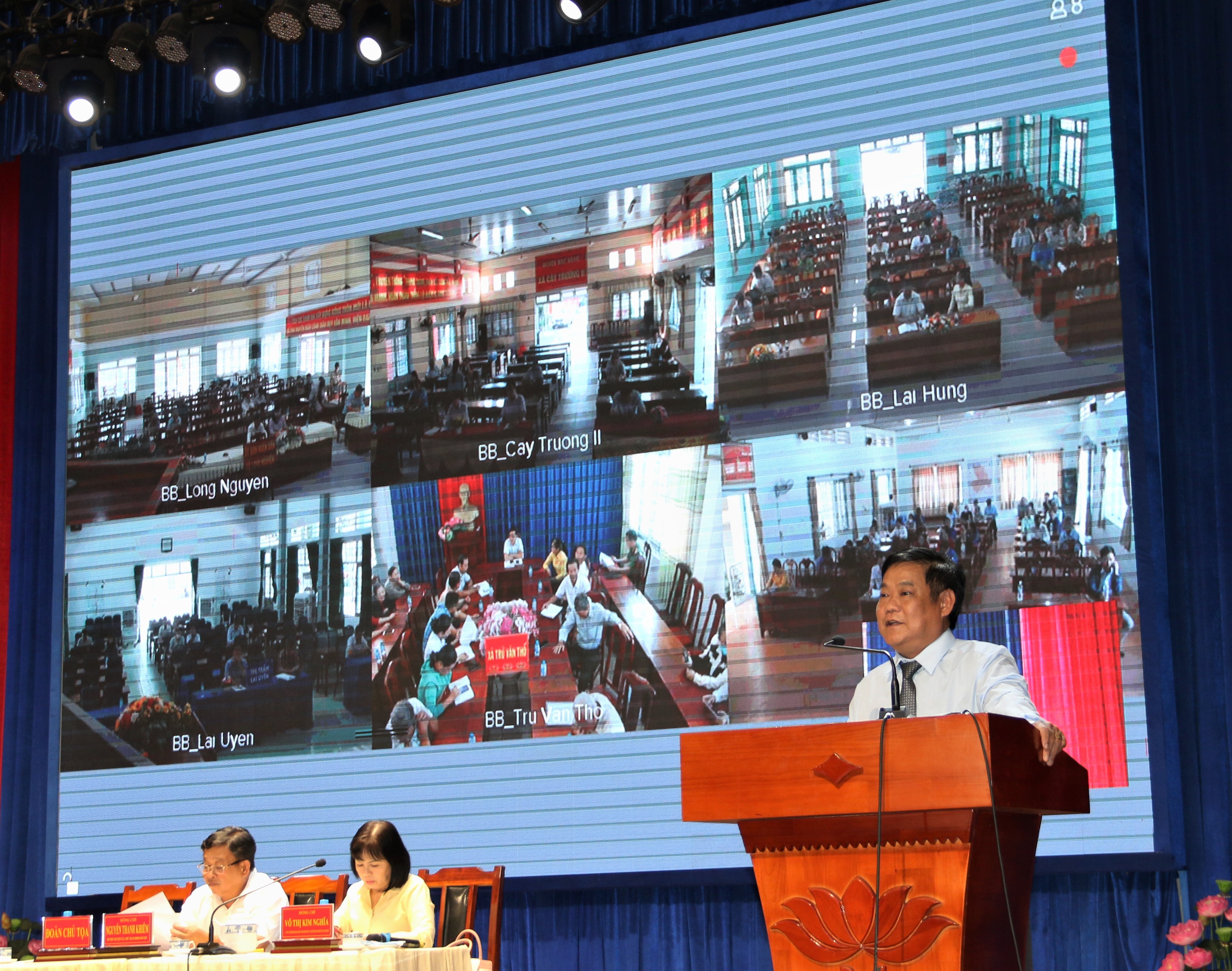 Ông Võ Thành Giàu - Chủ tịch UBND huyện phát biểu làm rõ thêm một số nội dung theo ý kiến, kiến nghị của nhân dân. Ảnh: Hoàng Tú