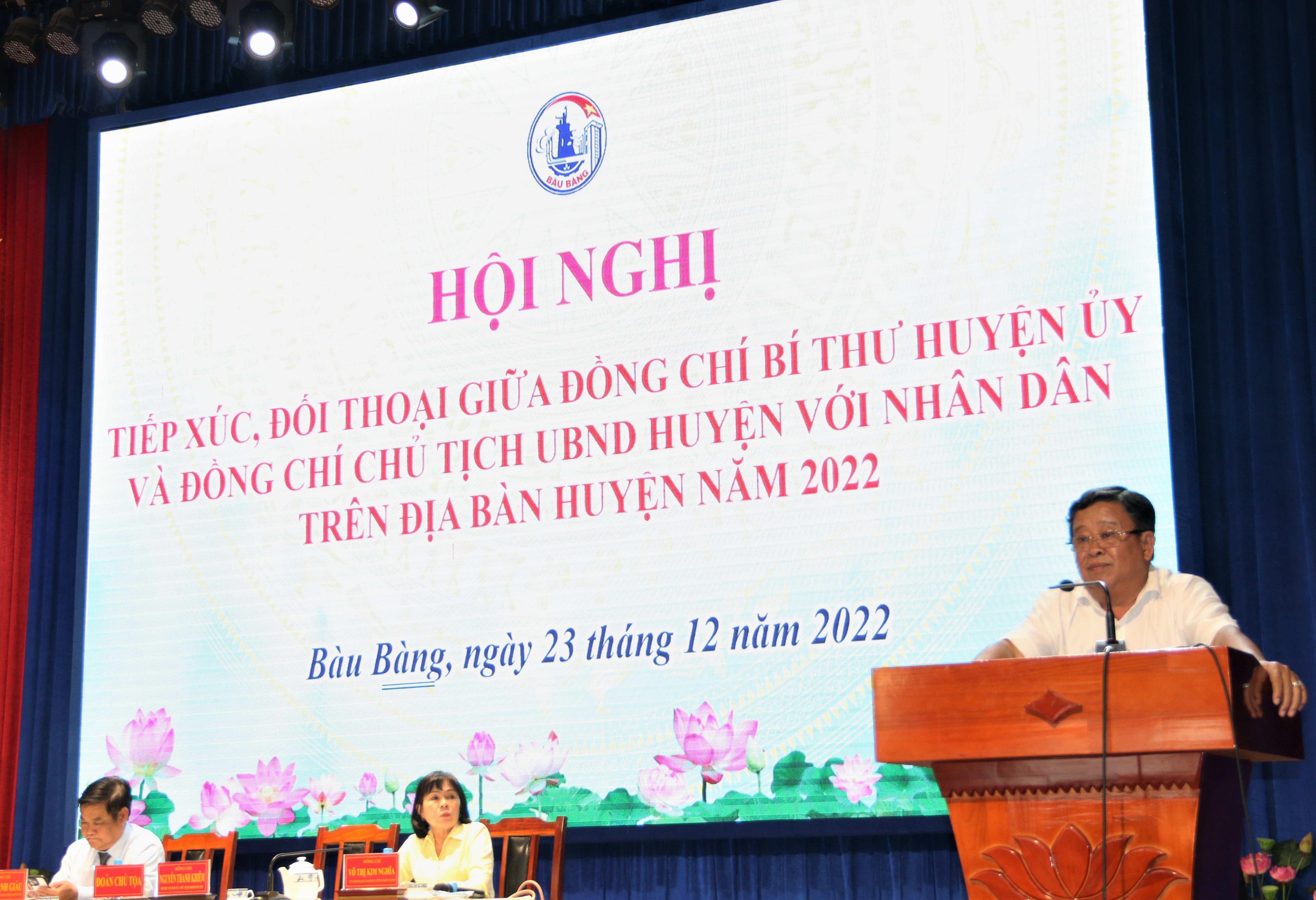 Ông Nguyễn Thanh Khiêm - Bí thư Huyện ủy phát biểu kết luận tại Hội nghị tiếp xúc, đối thoại. Ảnh: Hoàng Tú