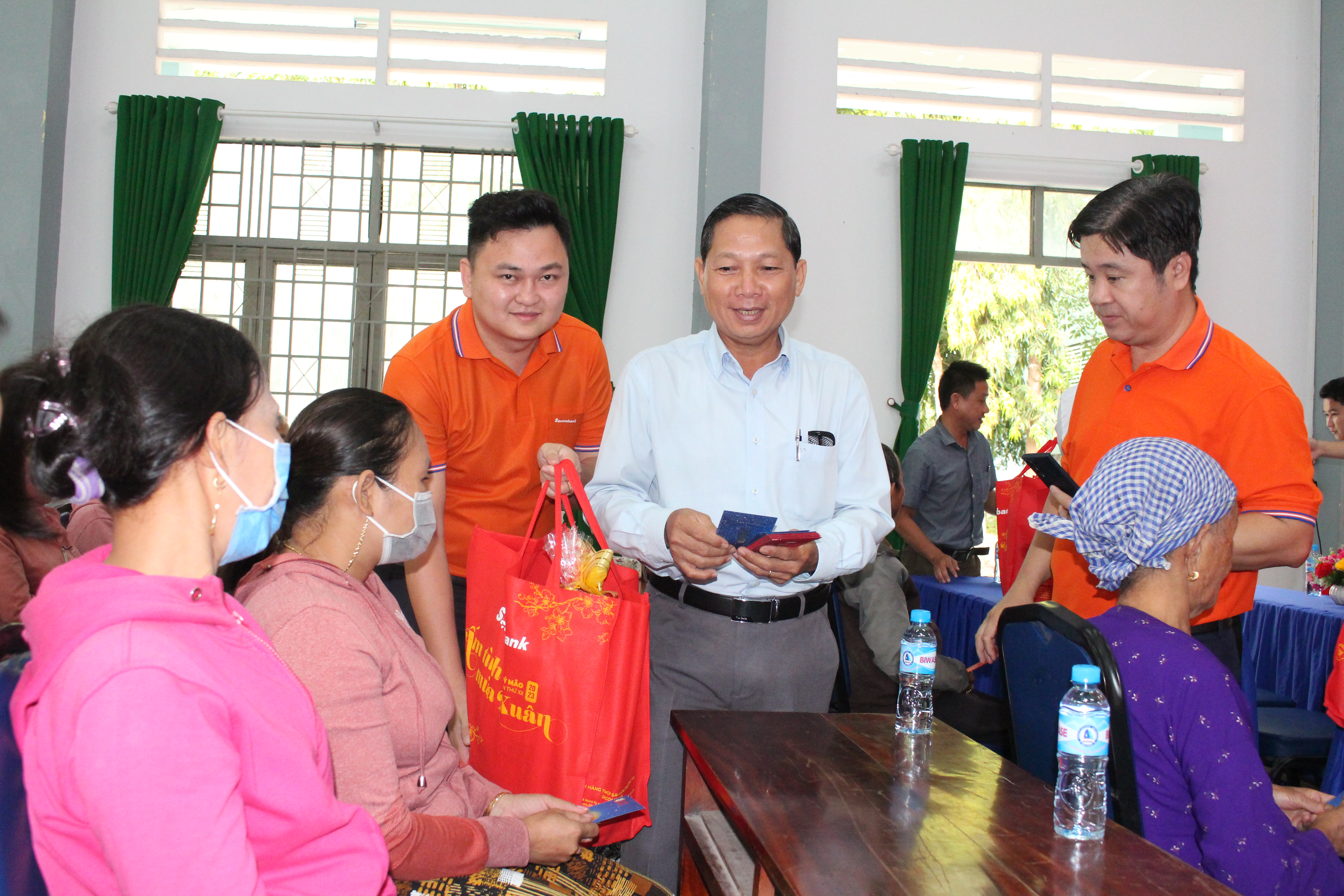 Ông Lưu Văn Long – Phó Chủ tịch HĐND huyện cùng Ngân hàng Sacombank trao quà và chúc Tết đến các hộ gia đình khó khăn.